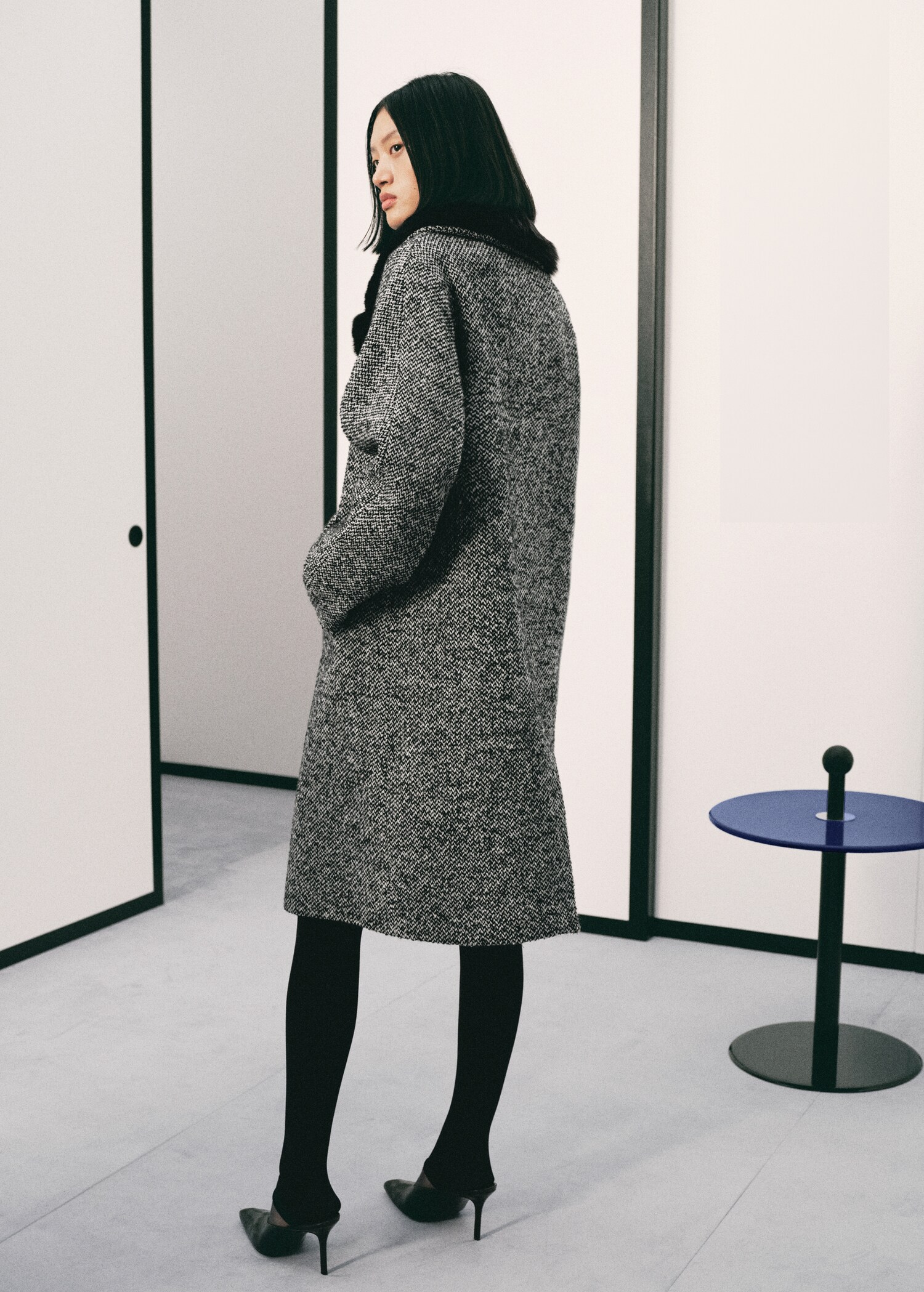 Mottled coat with fur collar - Reverse of the article