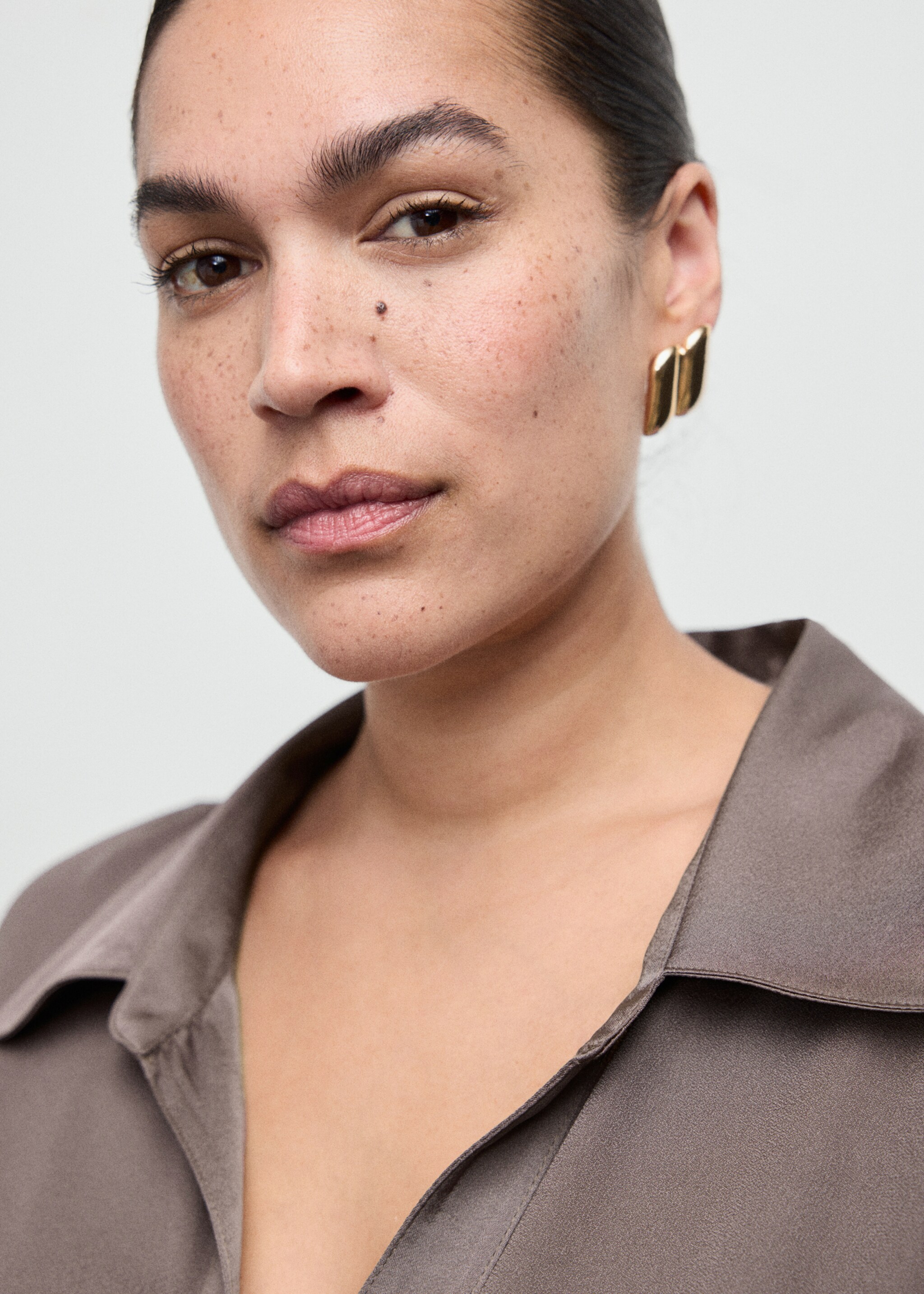 Cross-over satin blouse - Details of the article 4, Medium Brown. Ref: 17049105-00.