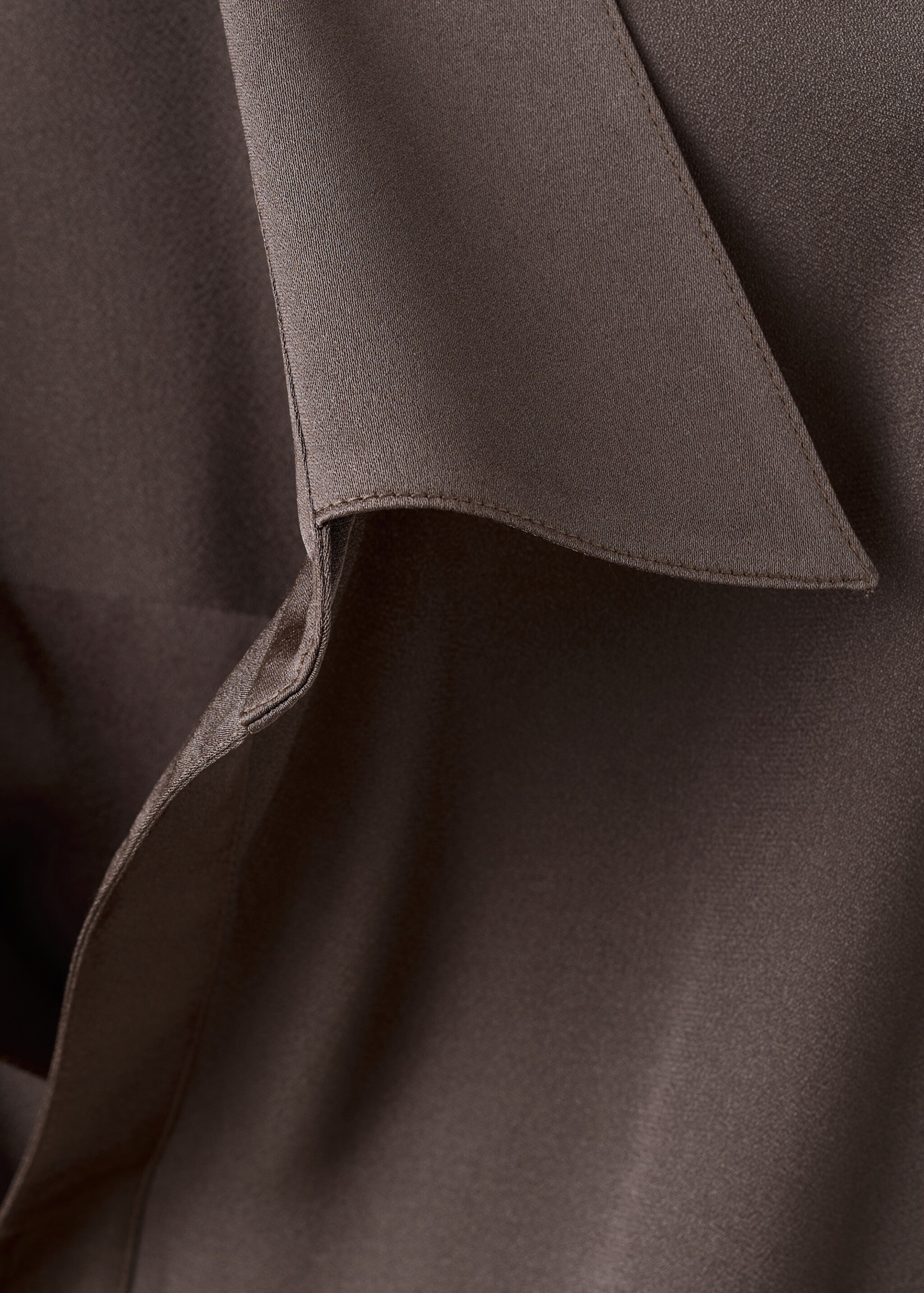 Camisa satinada cruzada - Detalle del artículo 8, Marrón medio. Ref: 17049105-00.