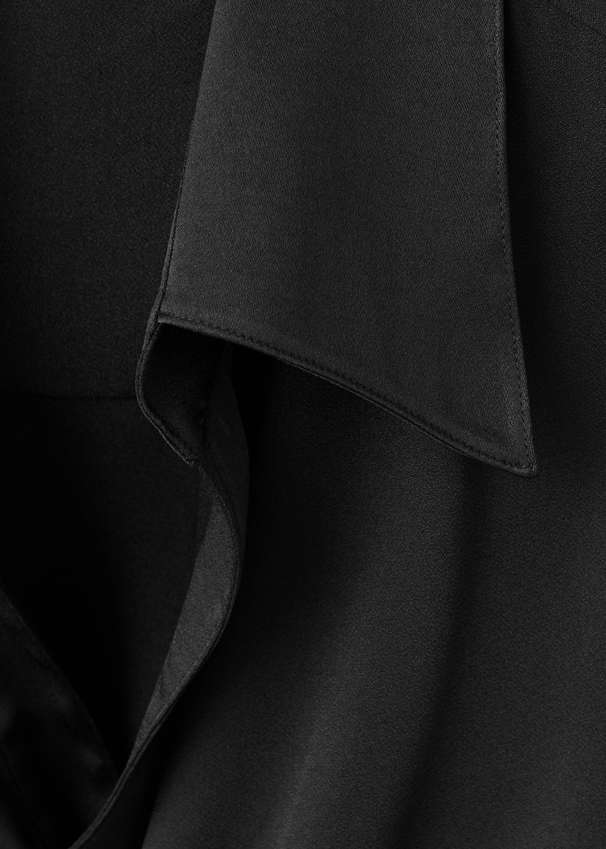 Camisa satinada cruzada - Detalle del artículo 8, Negro. Ref: 17049105-00.
