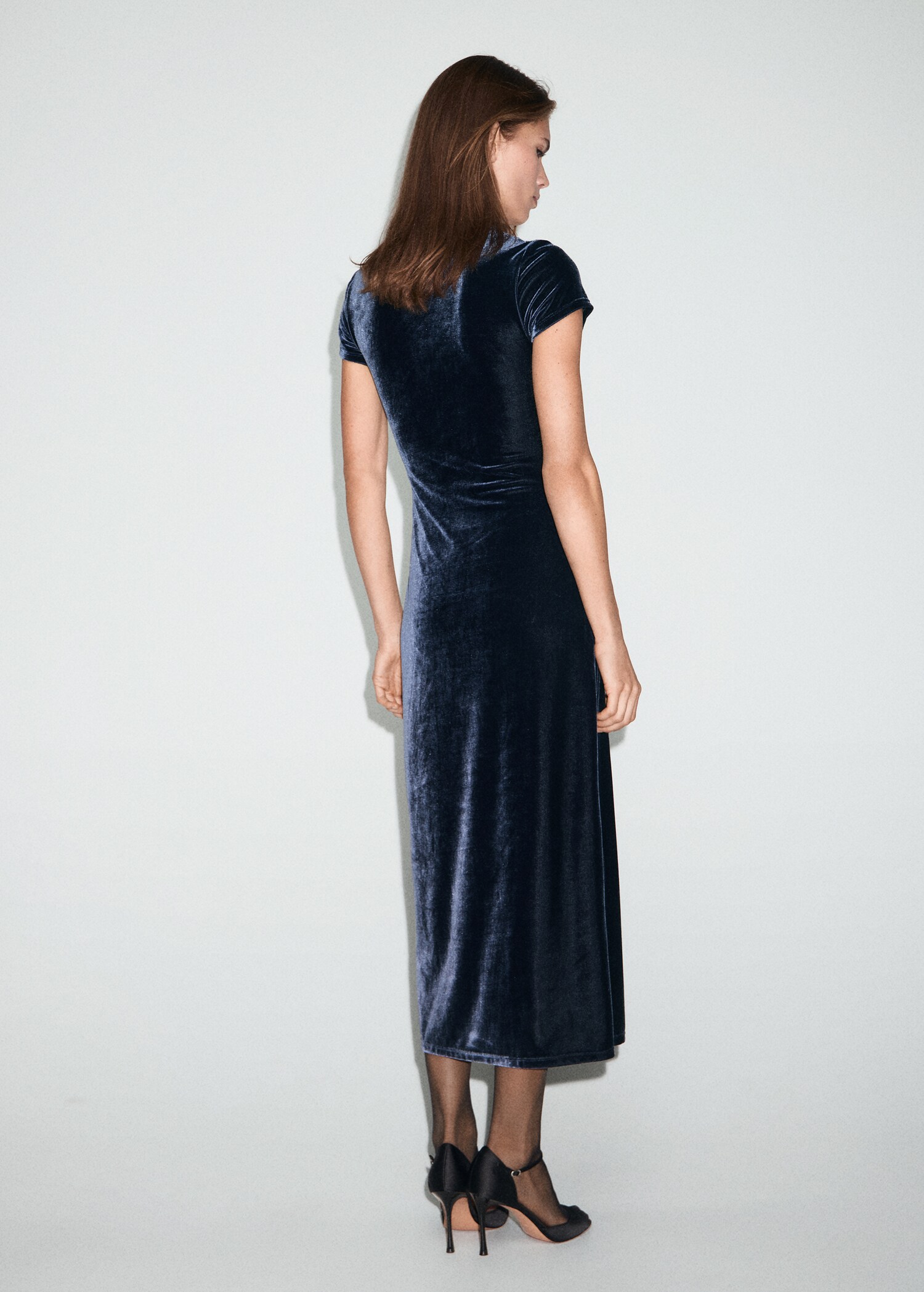 Robe en velours avec brandebourgs et ouverture - Verso de l’article