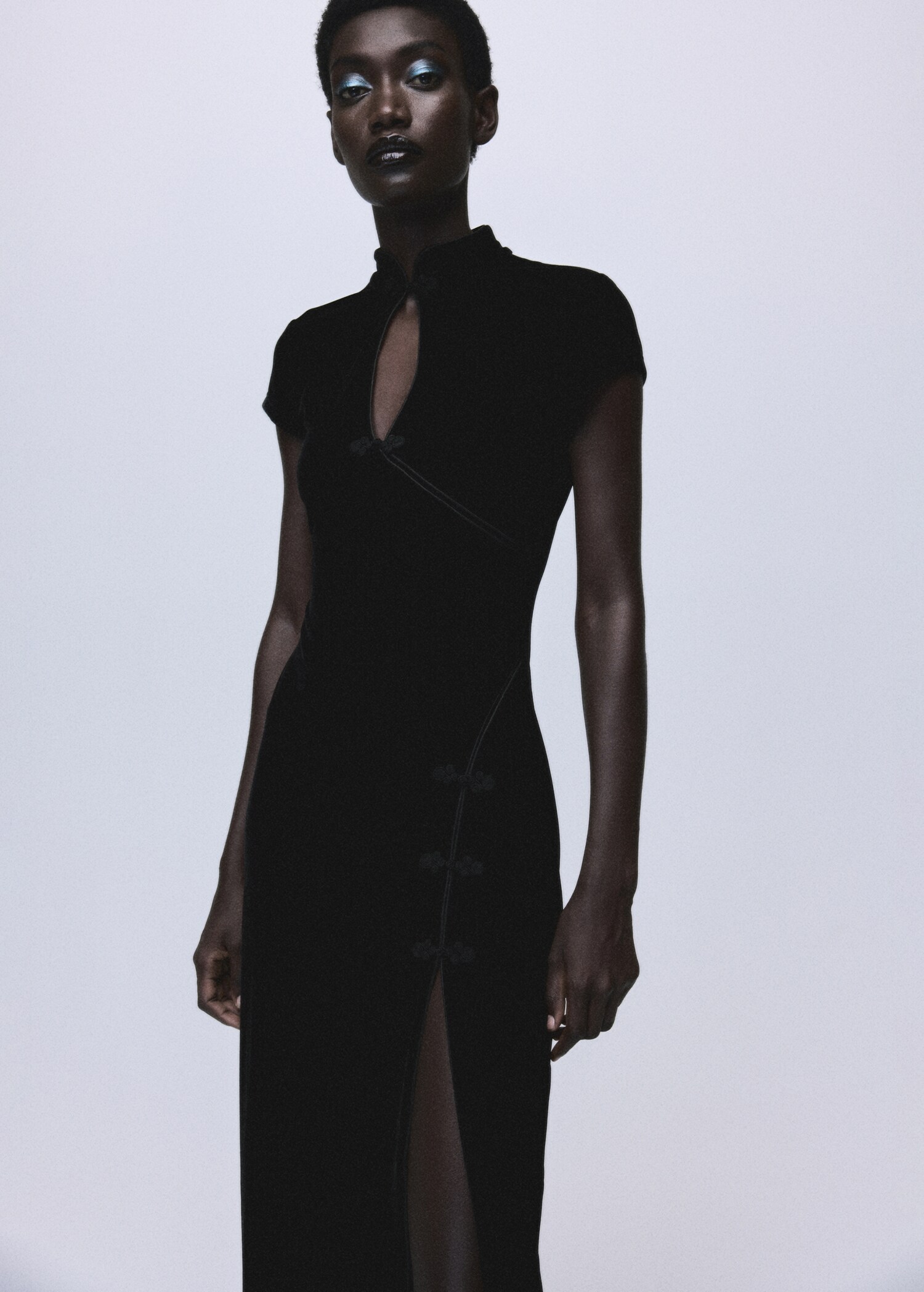 Vestido de veludo com alamares e abertura - Plano médio