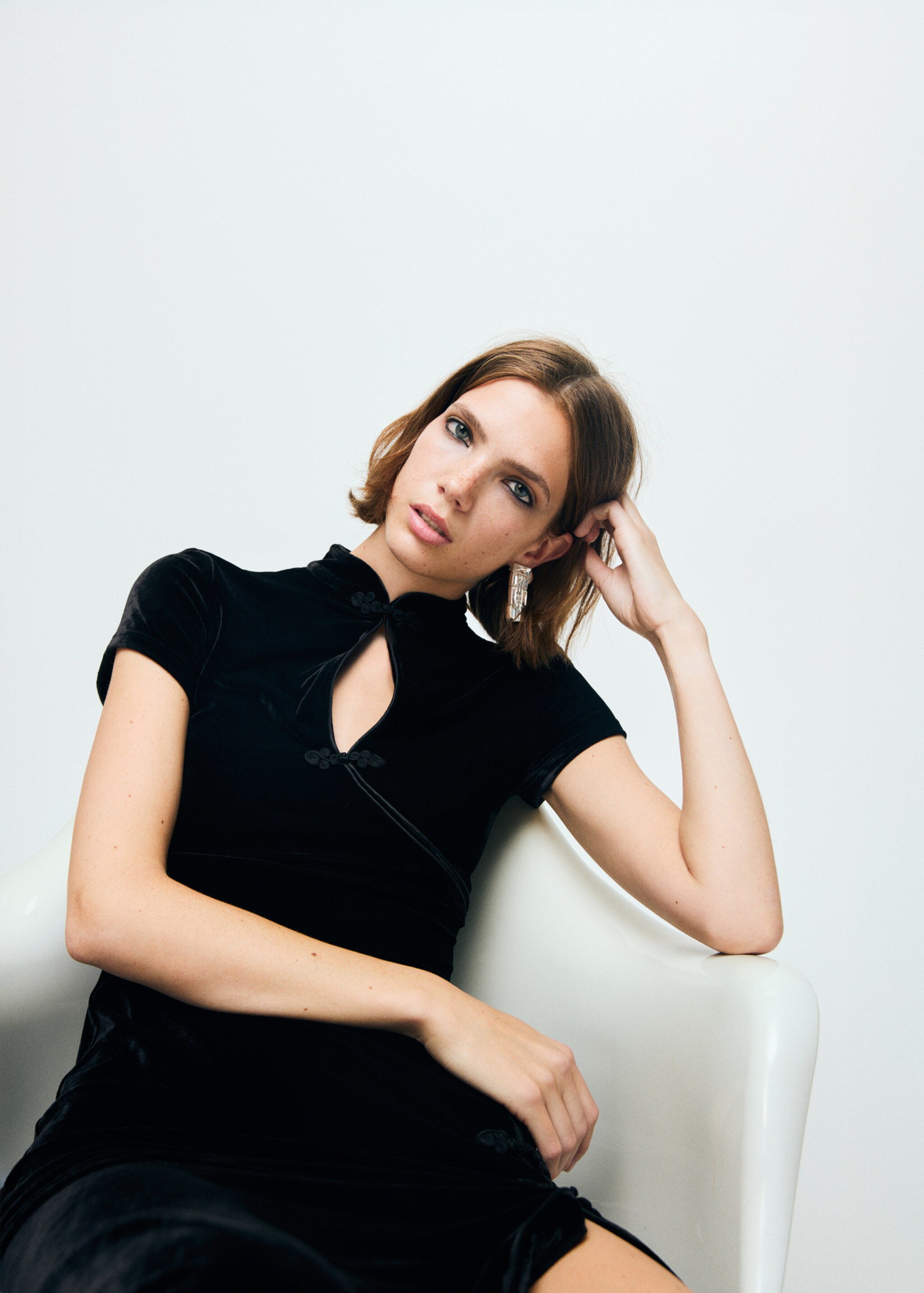 Velvet dress with toggle fastenings and slit - Details of the article 2, Black. Ref: 17049113-00.