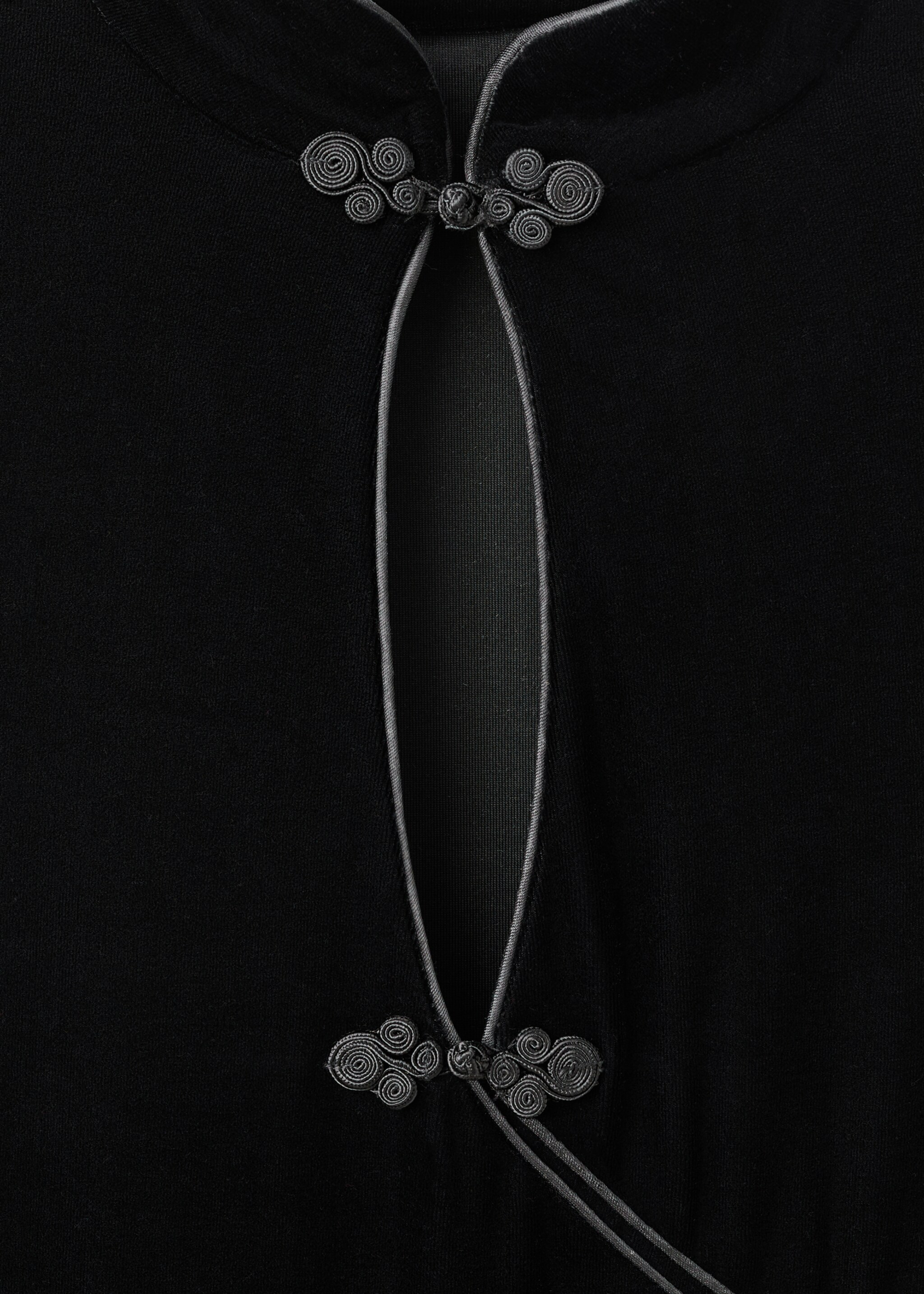 Vestido de veludo com alamares e abertura - Pormenor do artigo 8, Preto. Ref: 17049113-00.