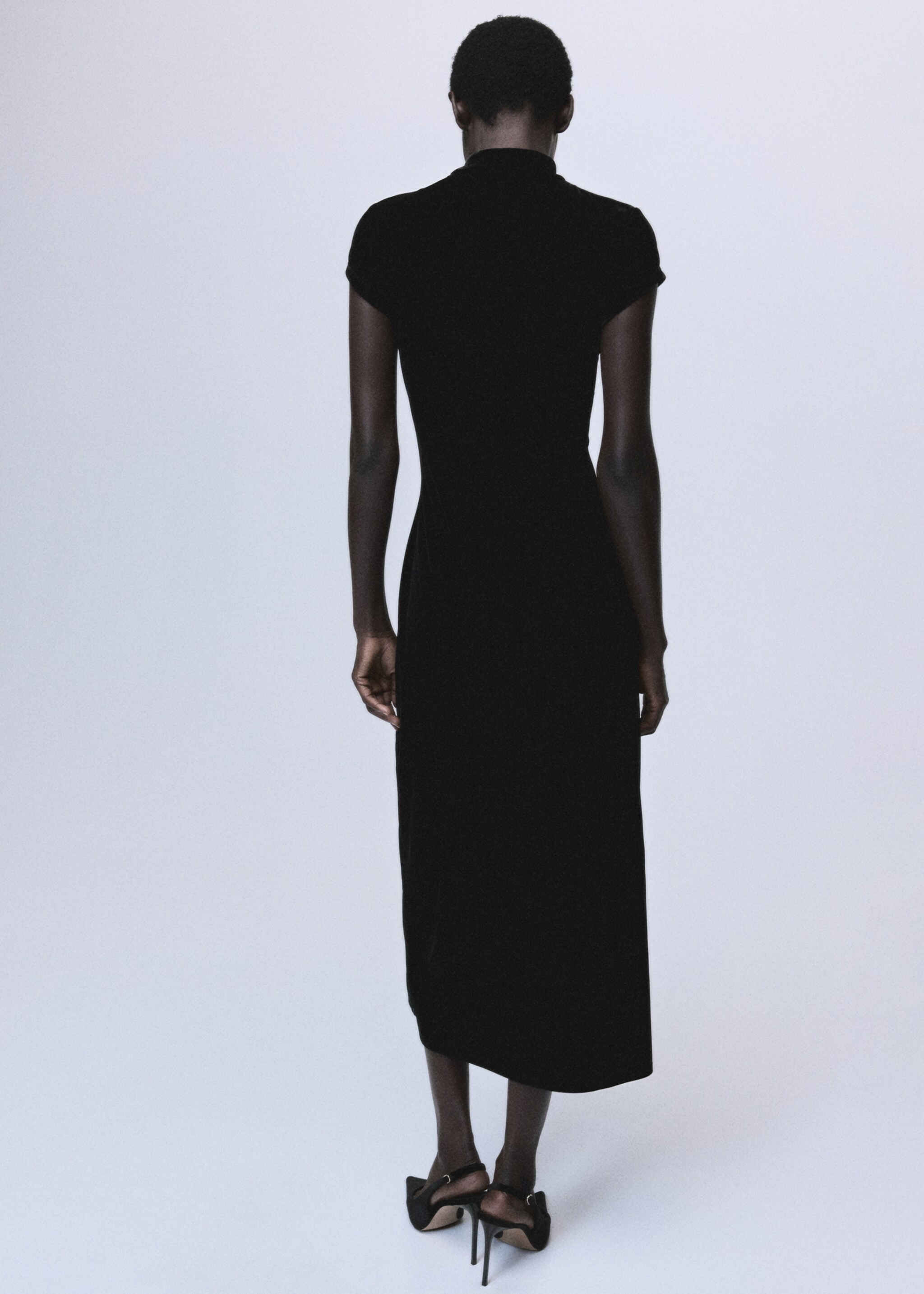 Vestido de veludo com alamares e abertura - Verso do artigo, Preto. Ref: 17049113-00.