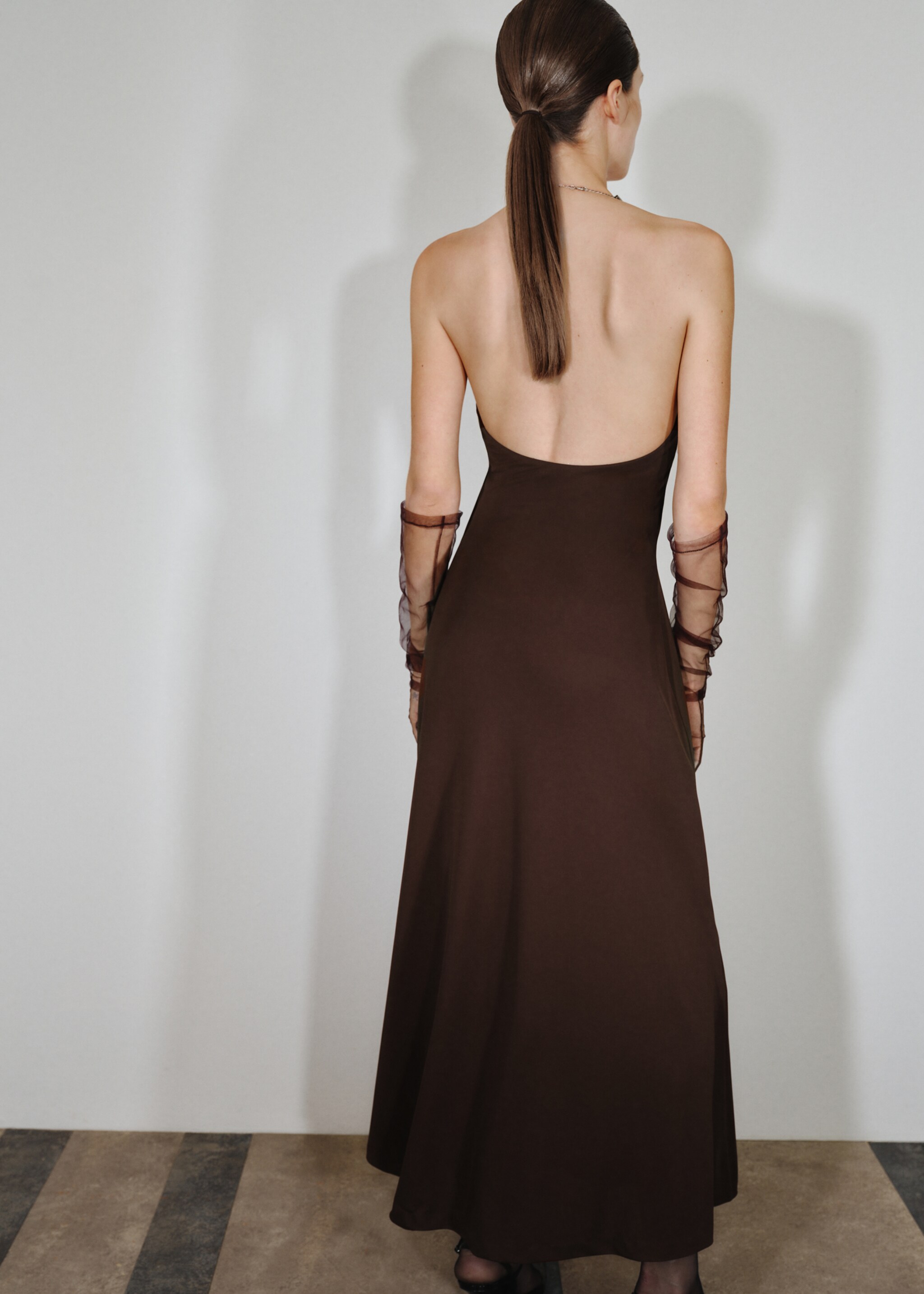 Vestido cuello choker - Reverso del artículo, Marrón. Ref: 17049114-00.