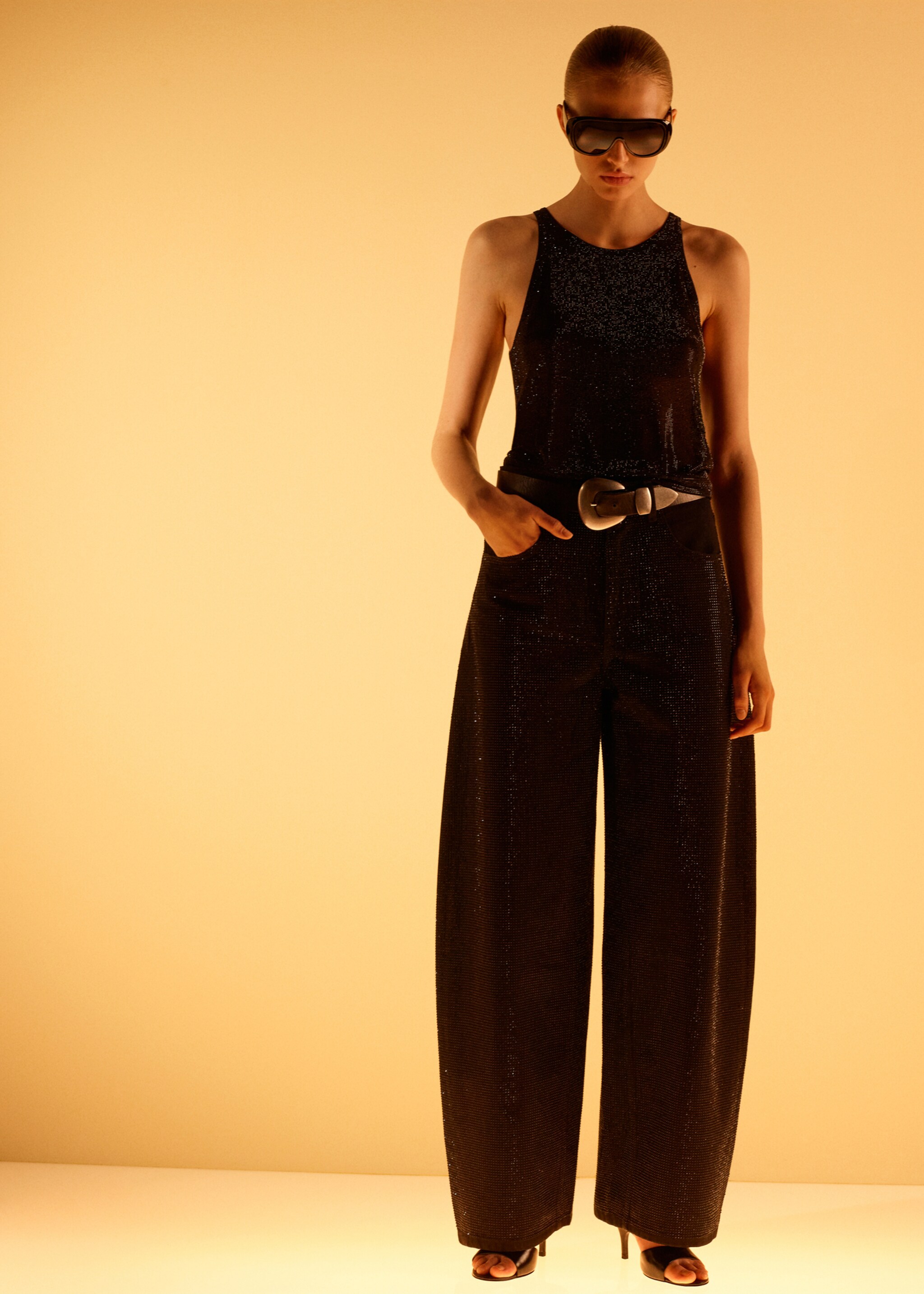 Balloon jeans with rhinestones - Reverse of the article, Black denim. Ref: 17049116-00.