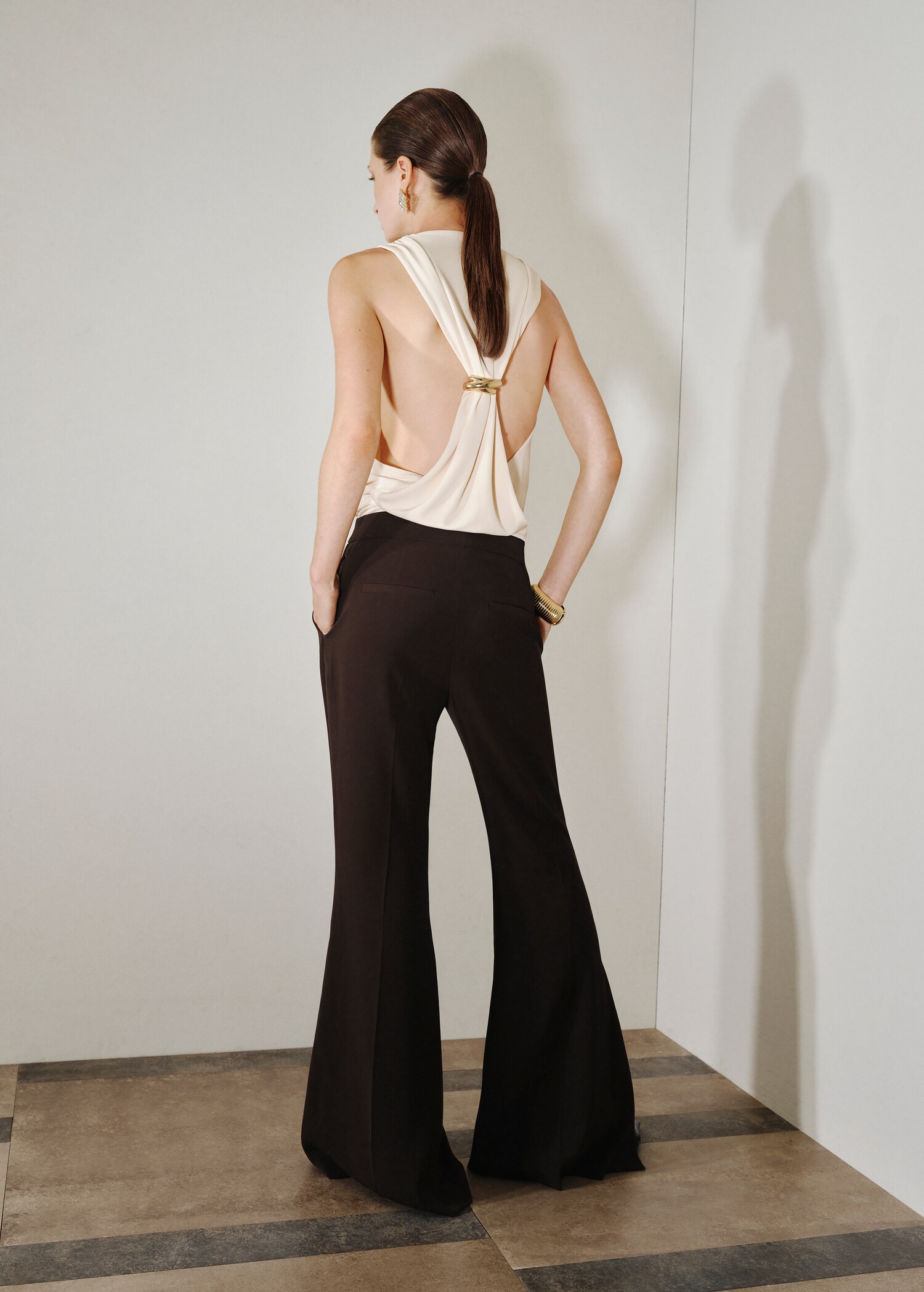 Side slit flowy trousers - Reverse of the article