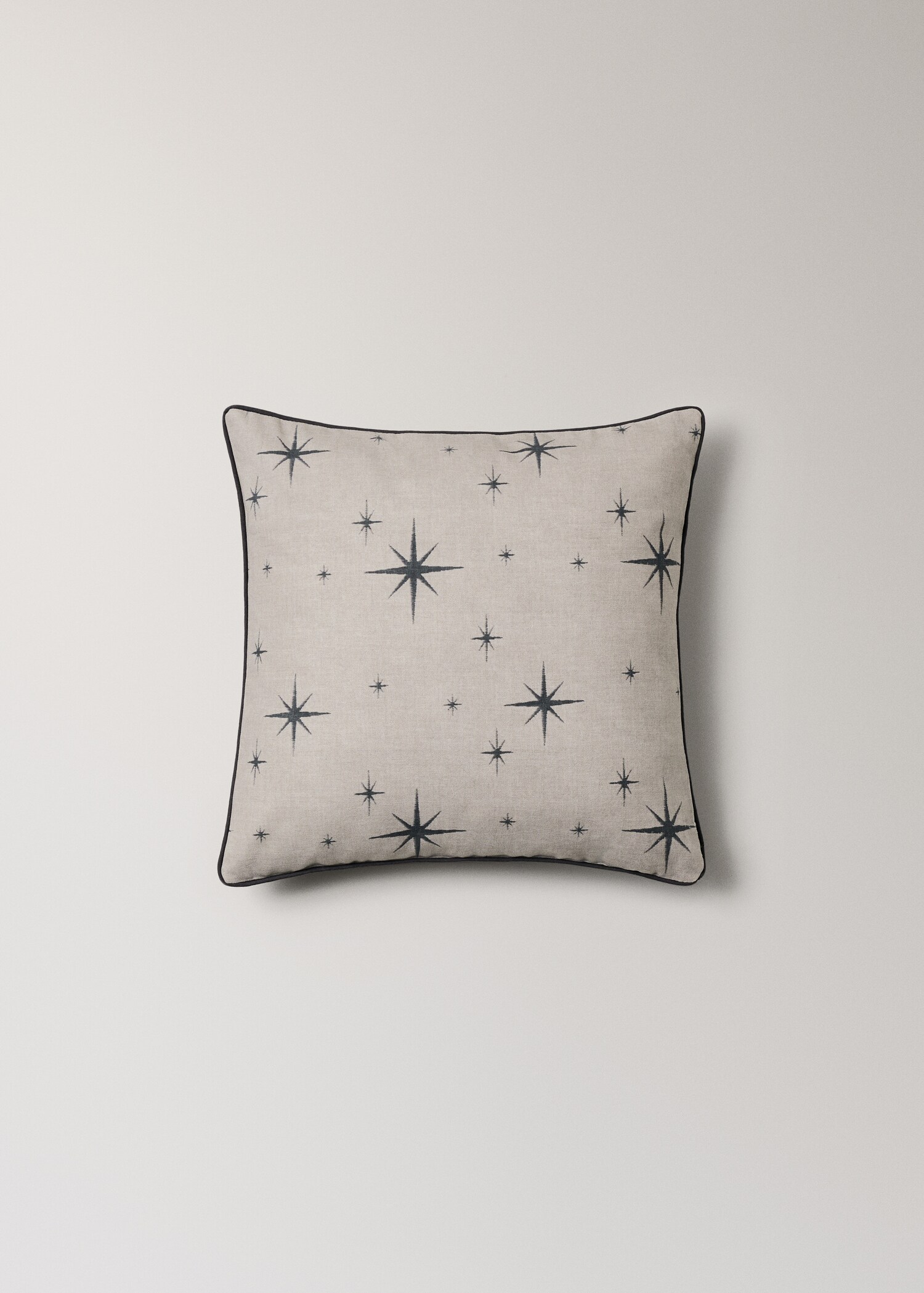 Cotton cushion cover with star print and piped edges 50x50 cm - Article without model