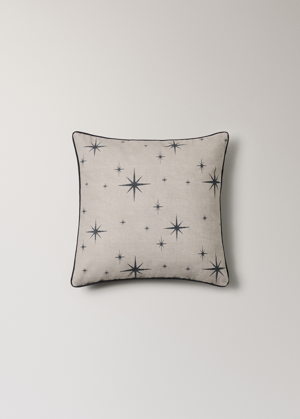 Cotton cushion cover with star print and piping 50x50 cm