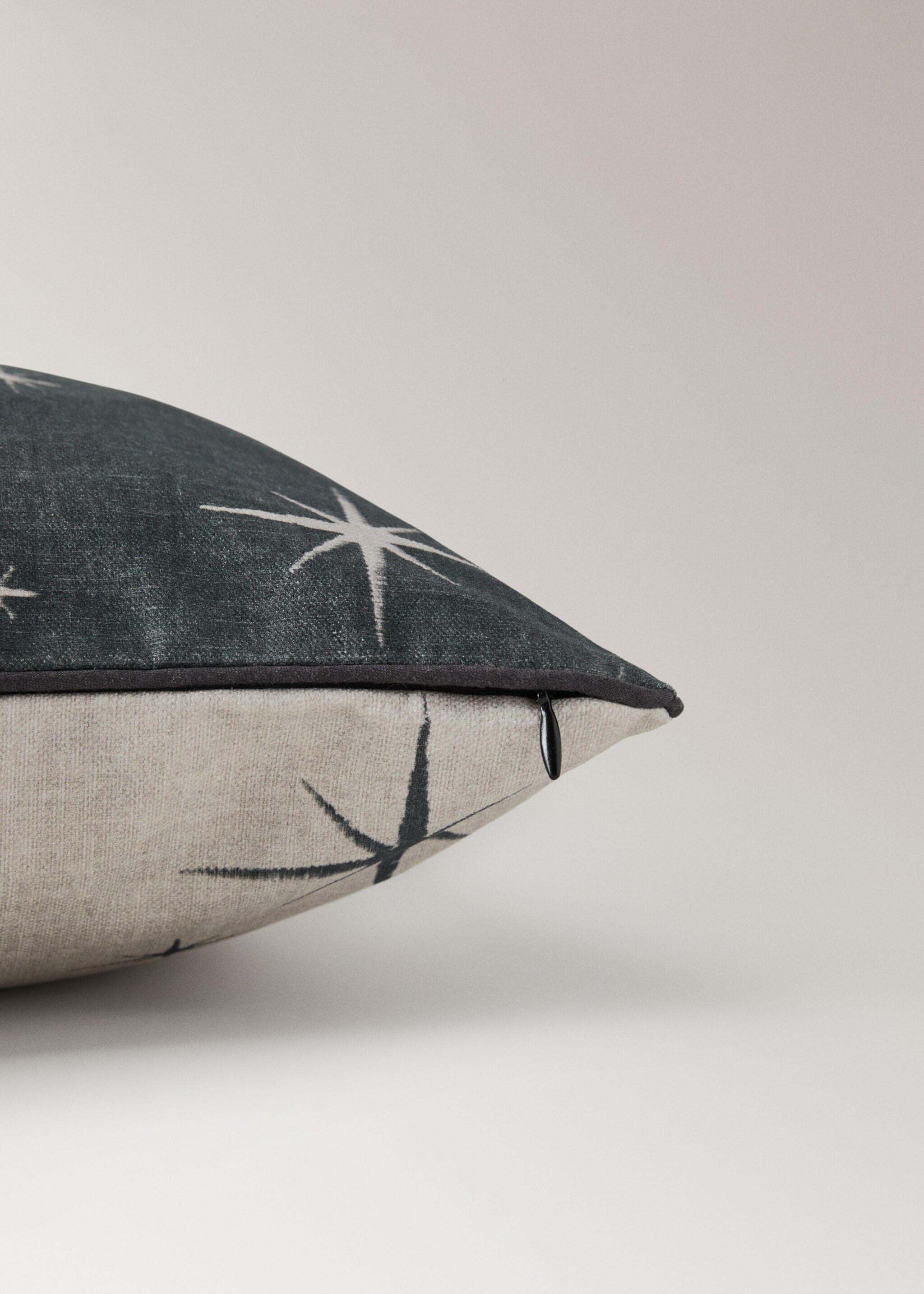 Cotton cushion cover with star print and piped edges 50x50 cm - Details of the article 2, Grey. Ref: 17049122-00.