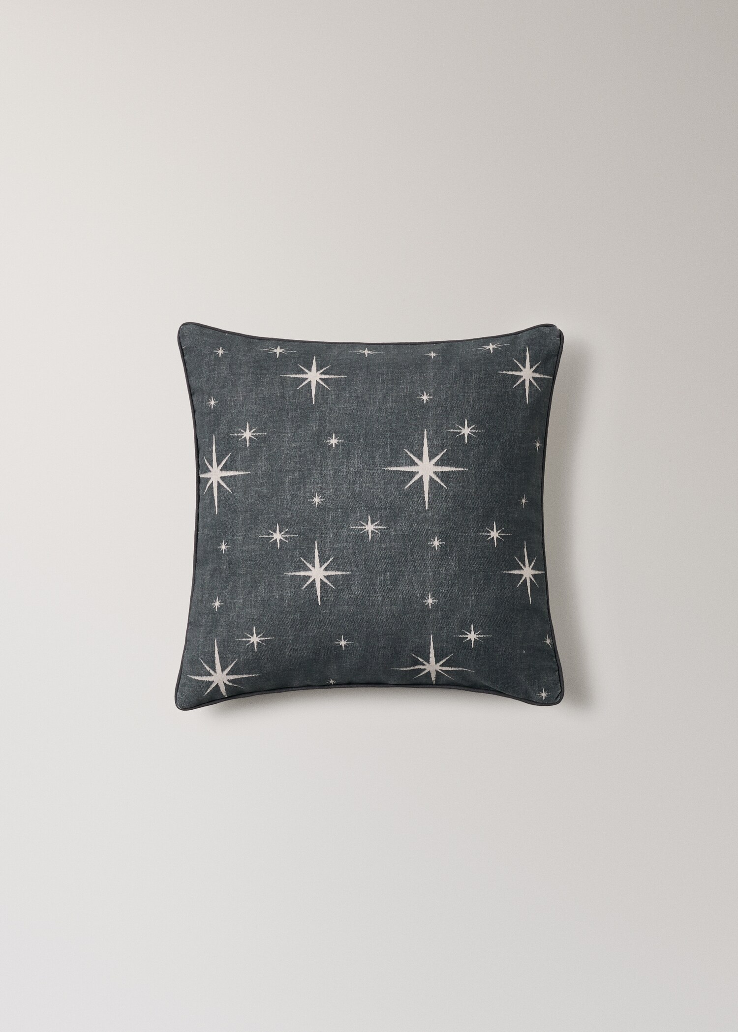 Cotton cushion cover with star print and piped edges 50x50 cm - Details of the article 4