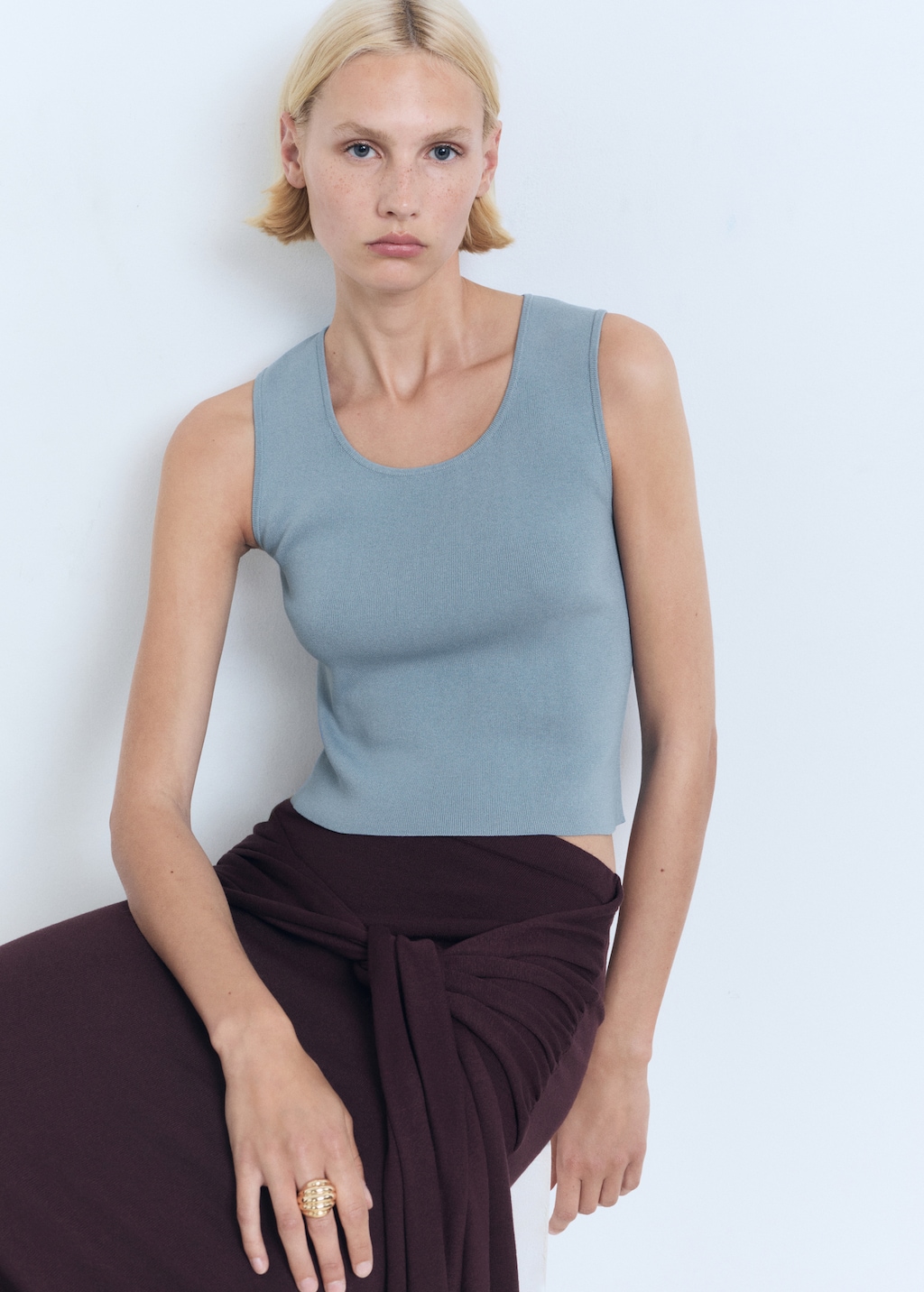 Low-cut knitted crop top