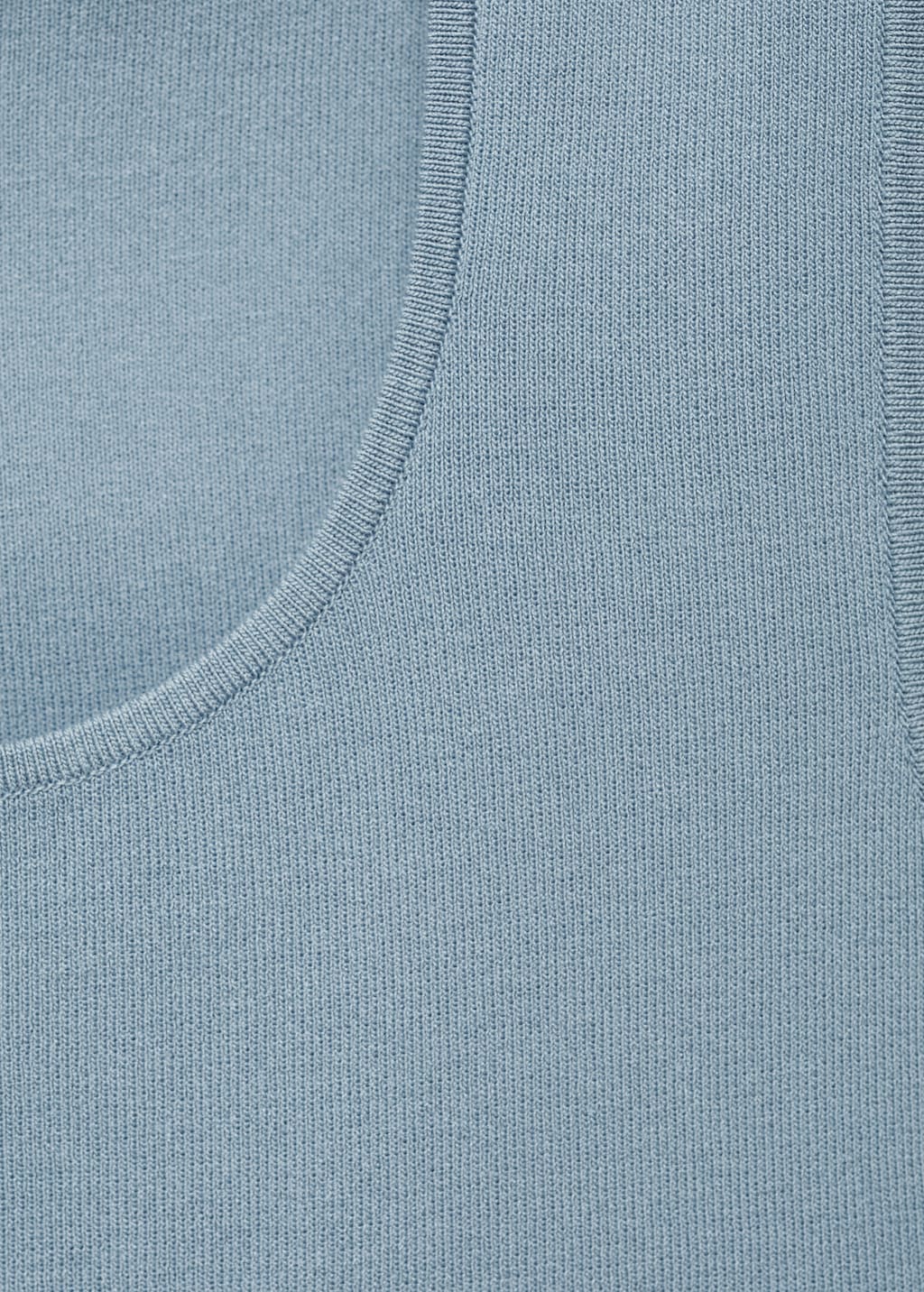 Low-cut knitted crop top