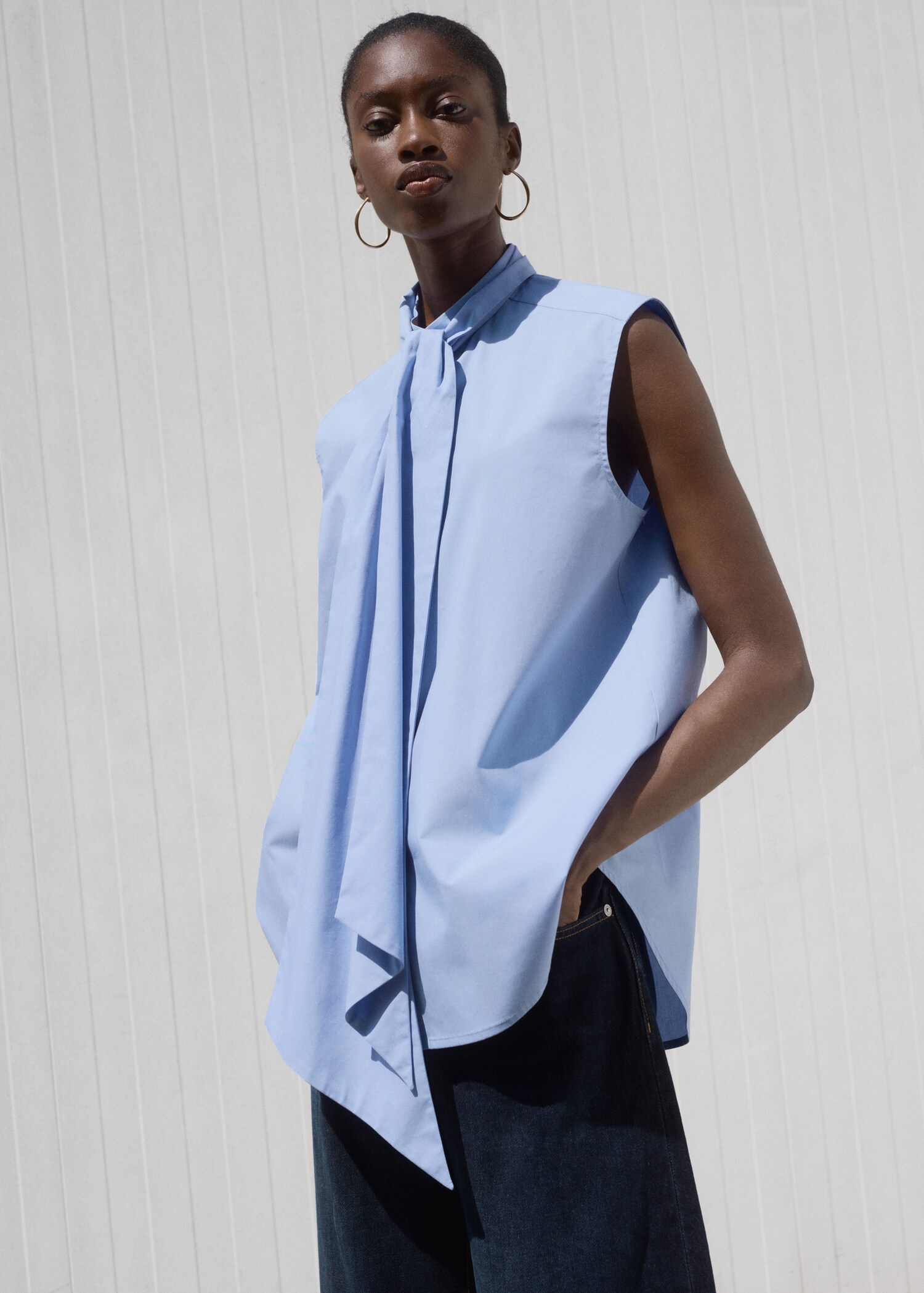 Blusa lazo cuello - Plano medio