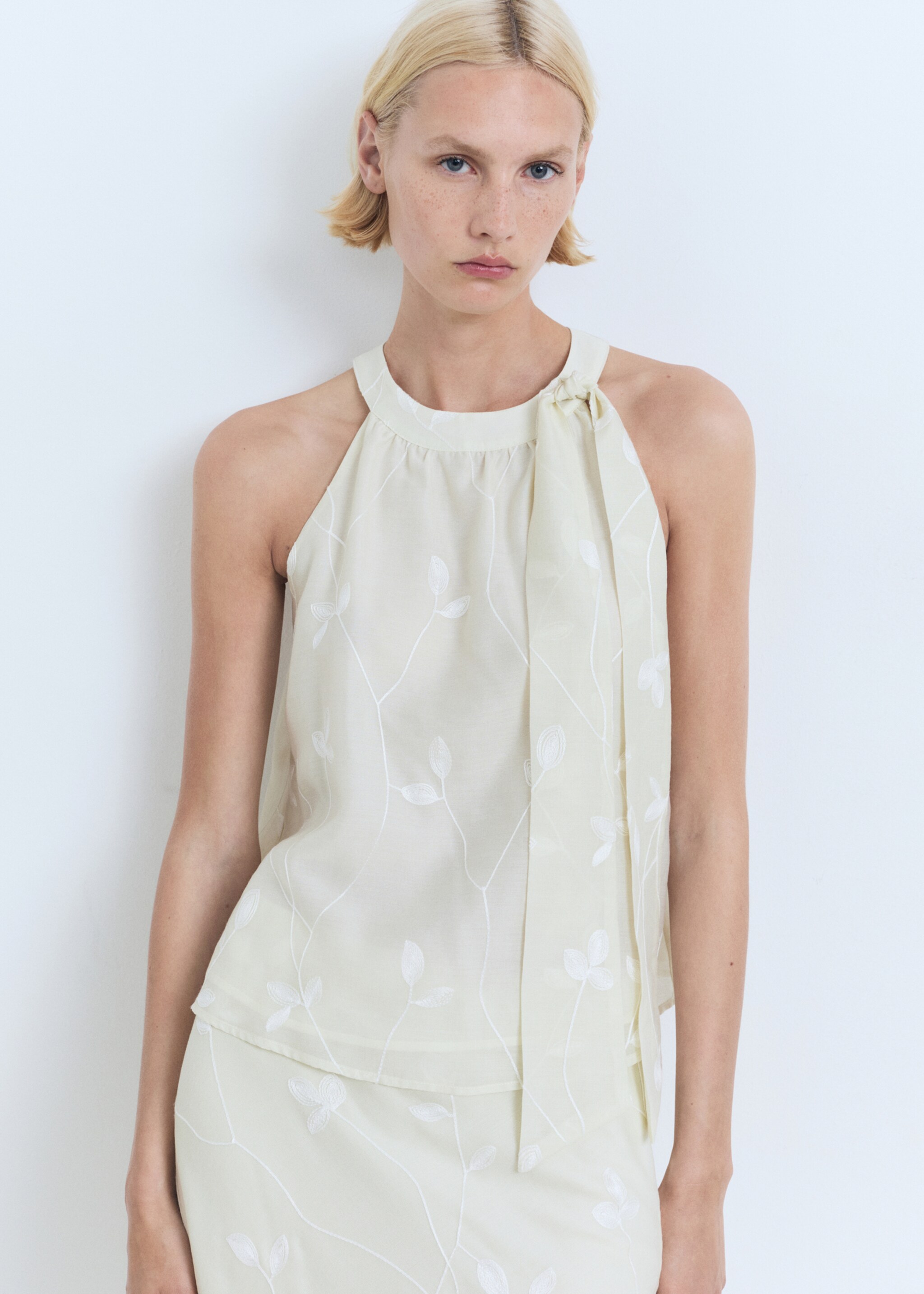 Halter-neck top with knot detail - Medium plane