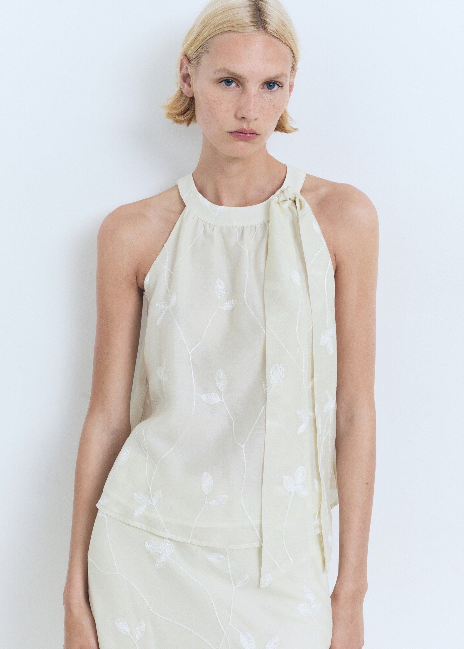 Top halter detalle nudo - Plano medio