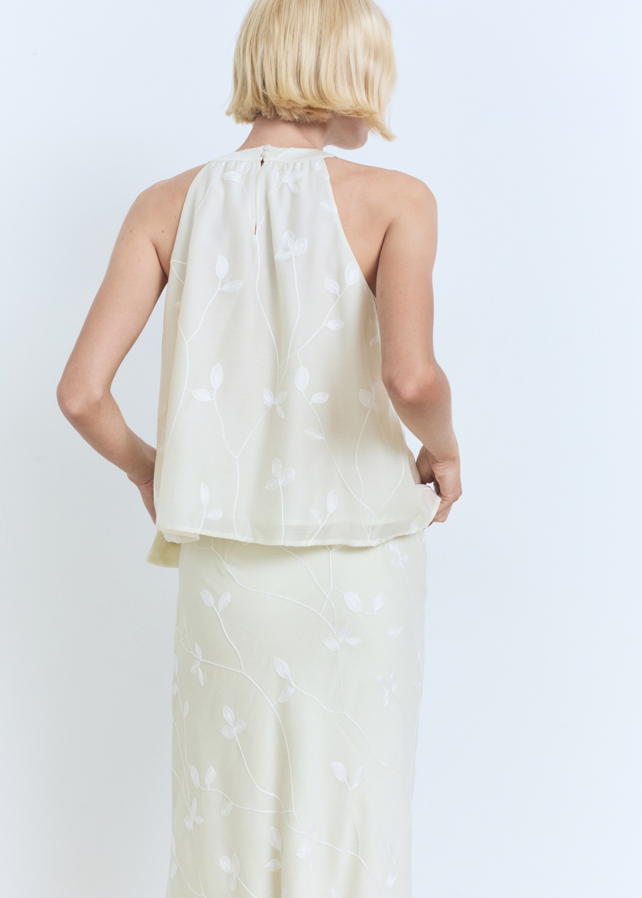 Halter nyakú top csomós részlettel - A cikk hátulja