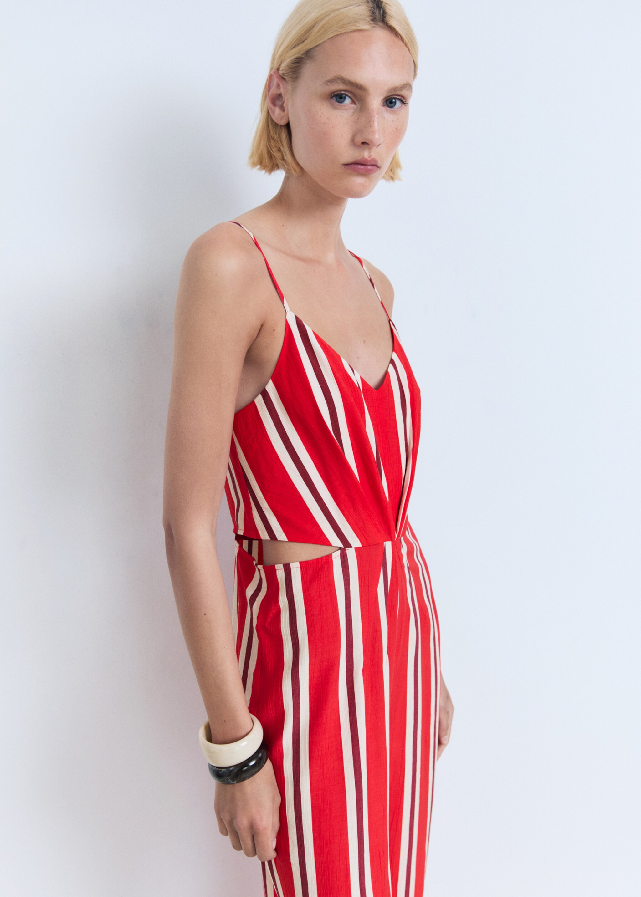 Gestreifter Jumpsuit mit Cut-Out - Mittlere Ansicht