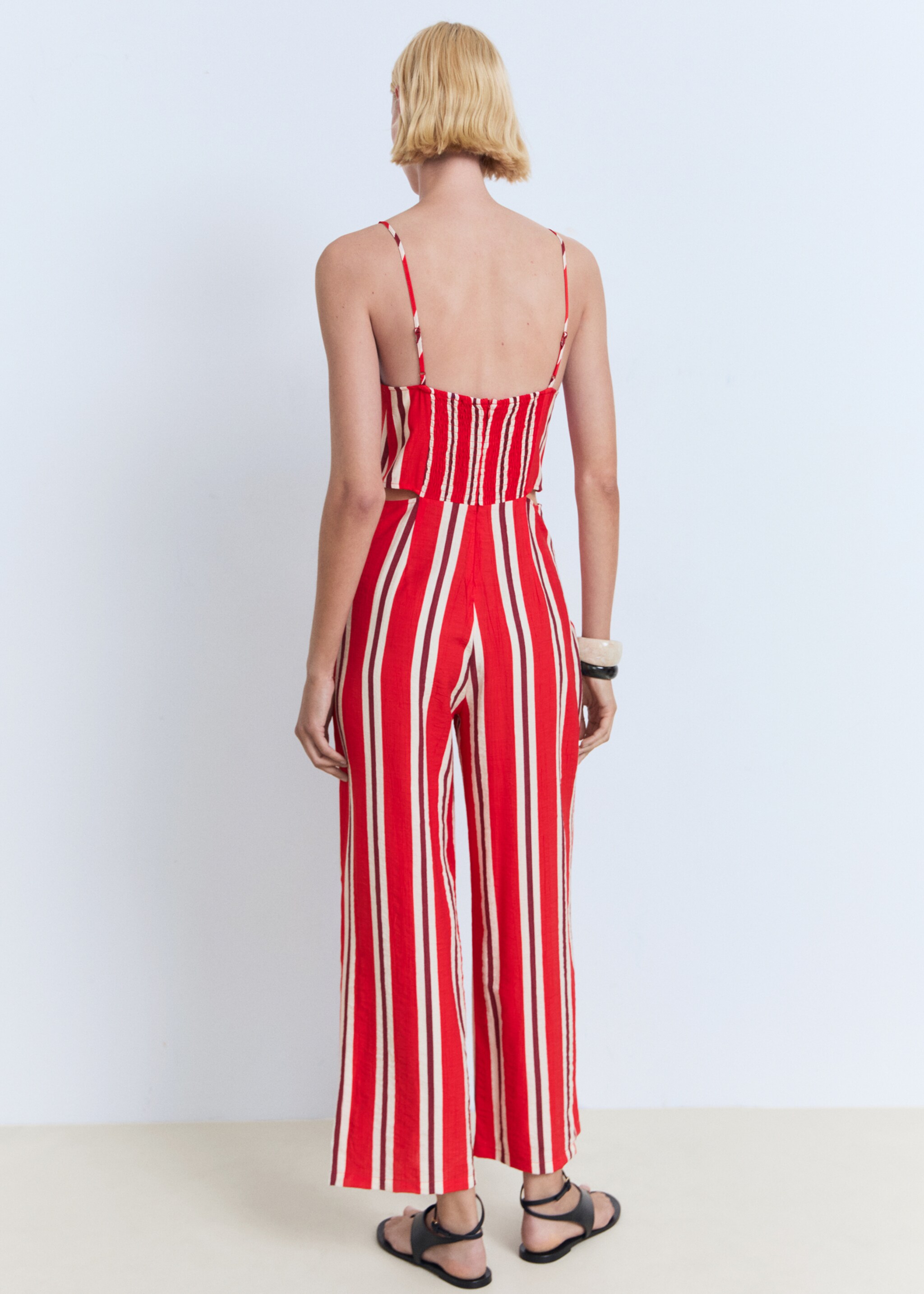 Gestreifter Jumpsuit mit Cut-Out - Rückseite des Artikels