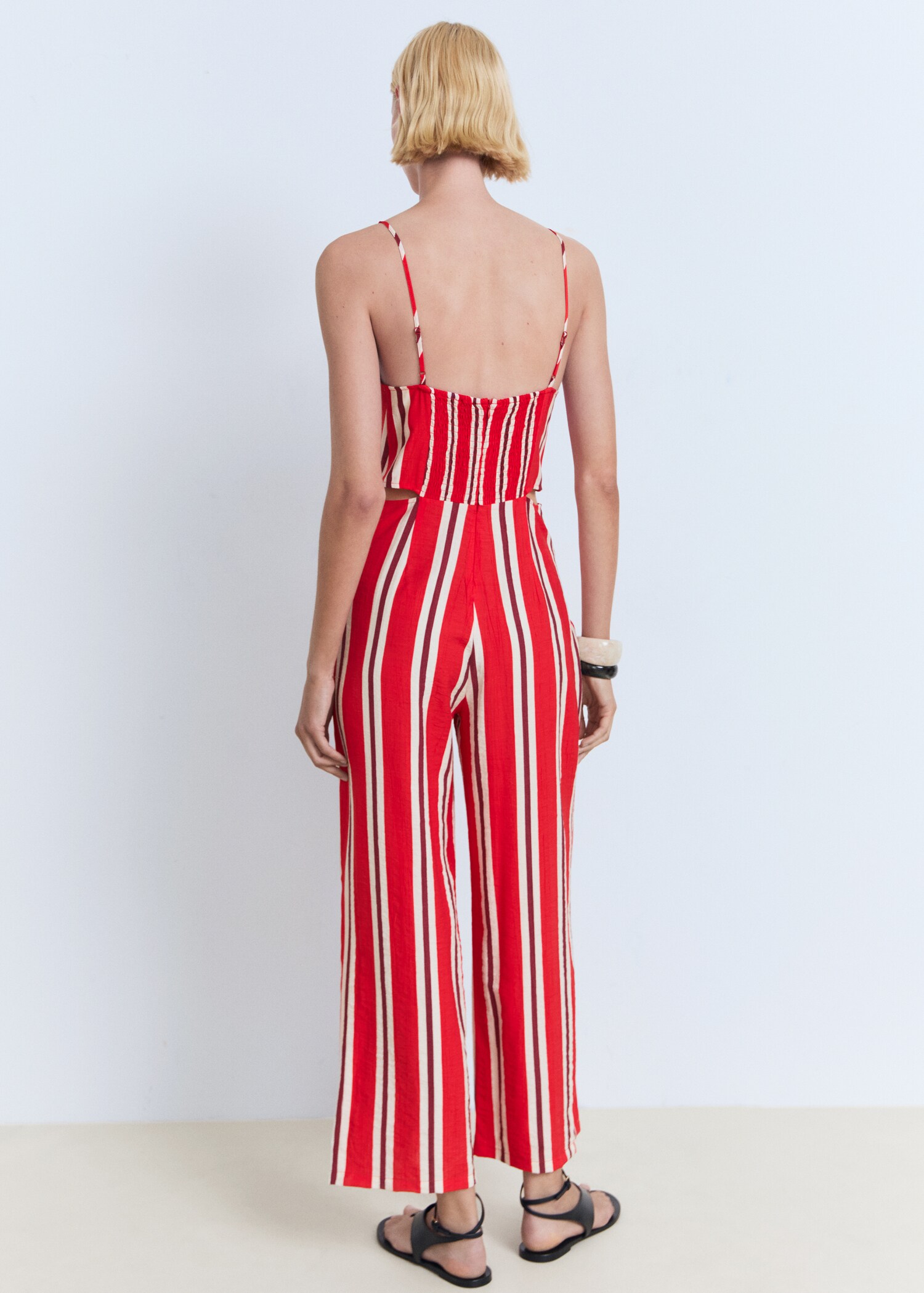 Gestreifter Jumpsuit mit Cut-Out - Rückseite des Artikels