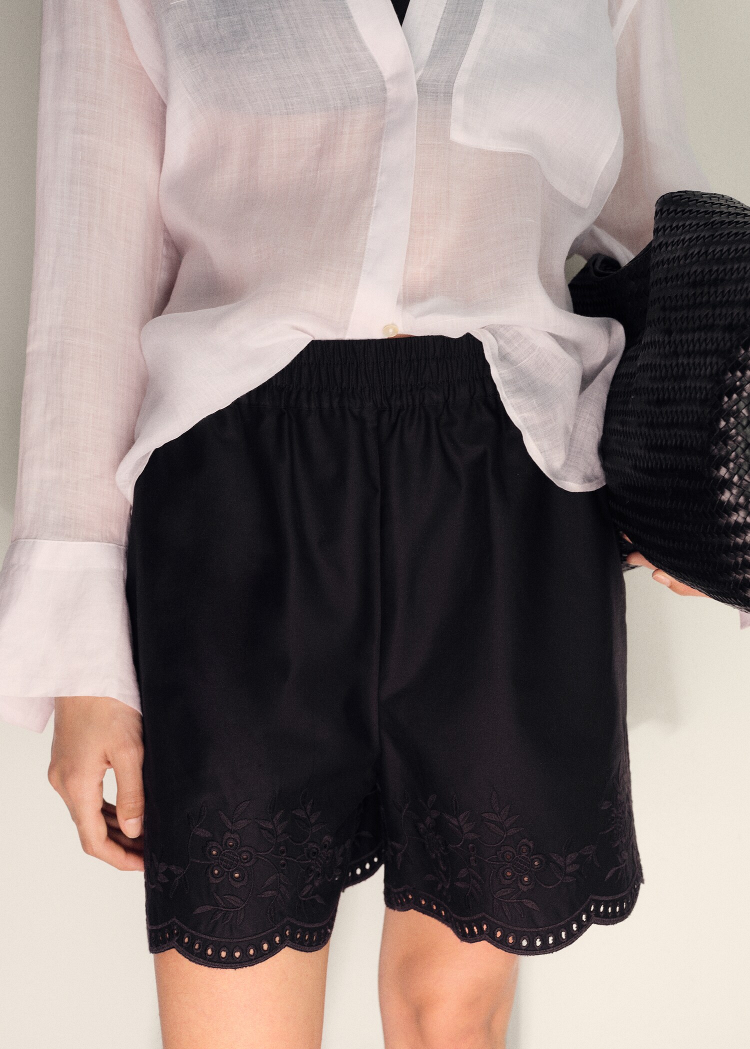 Short en satin bas brodé - Plan moyen