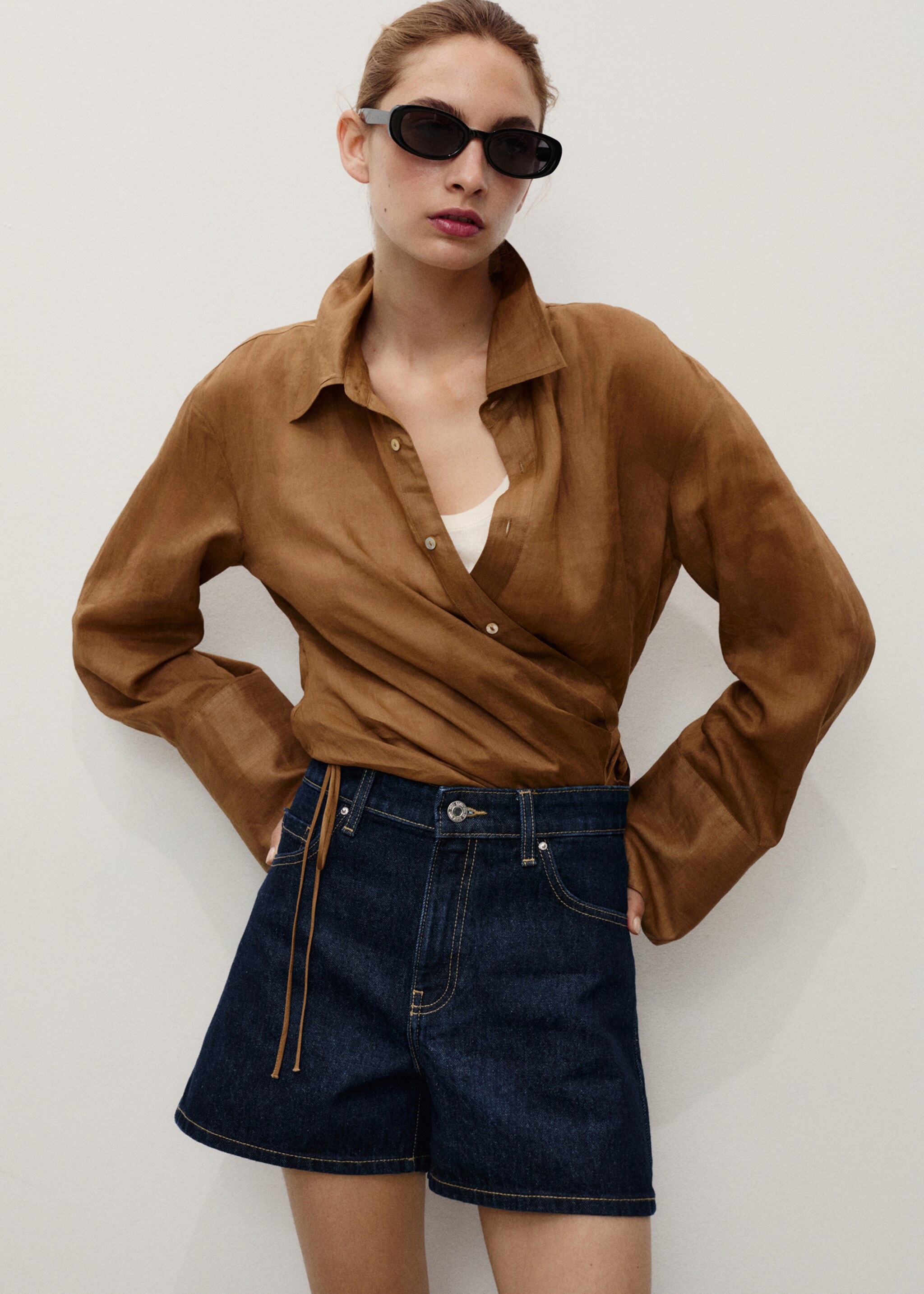 Gerade Denim-Shorts mit hohem Bund - Mittlere Ansicht