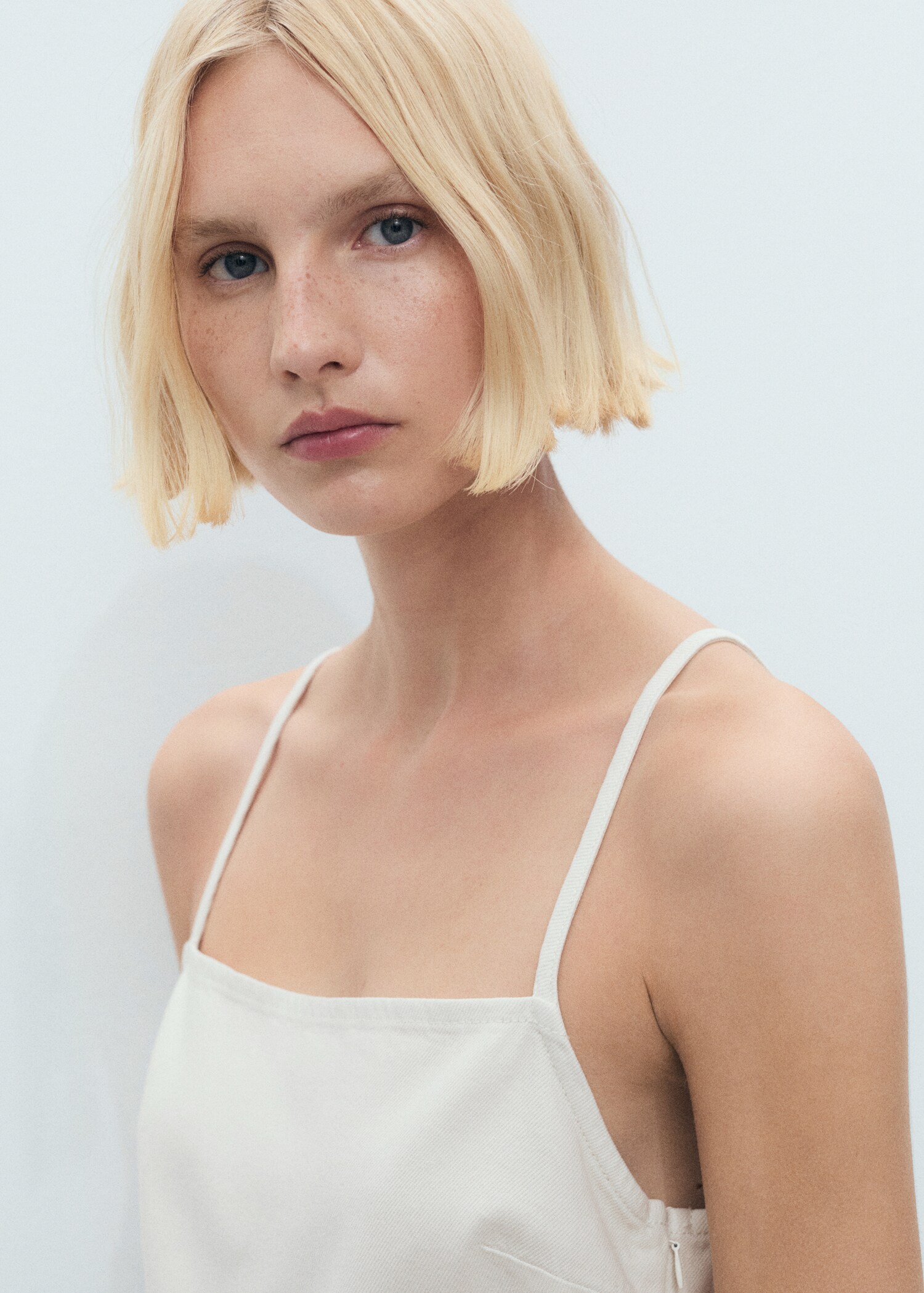 Short denim pinafore - Details of the article 1