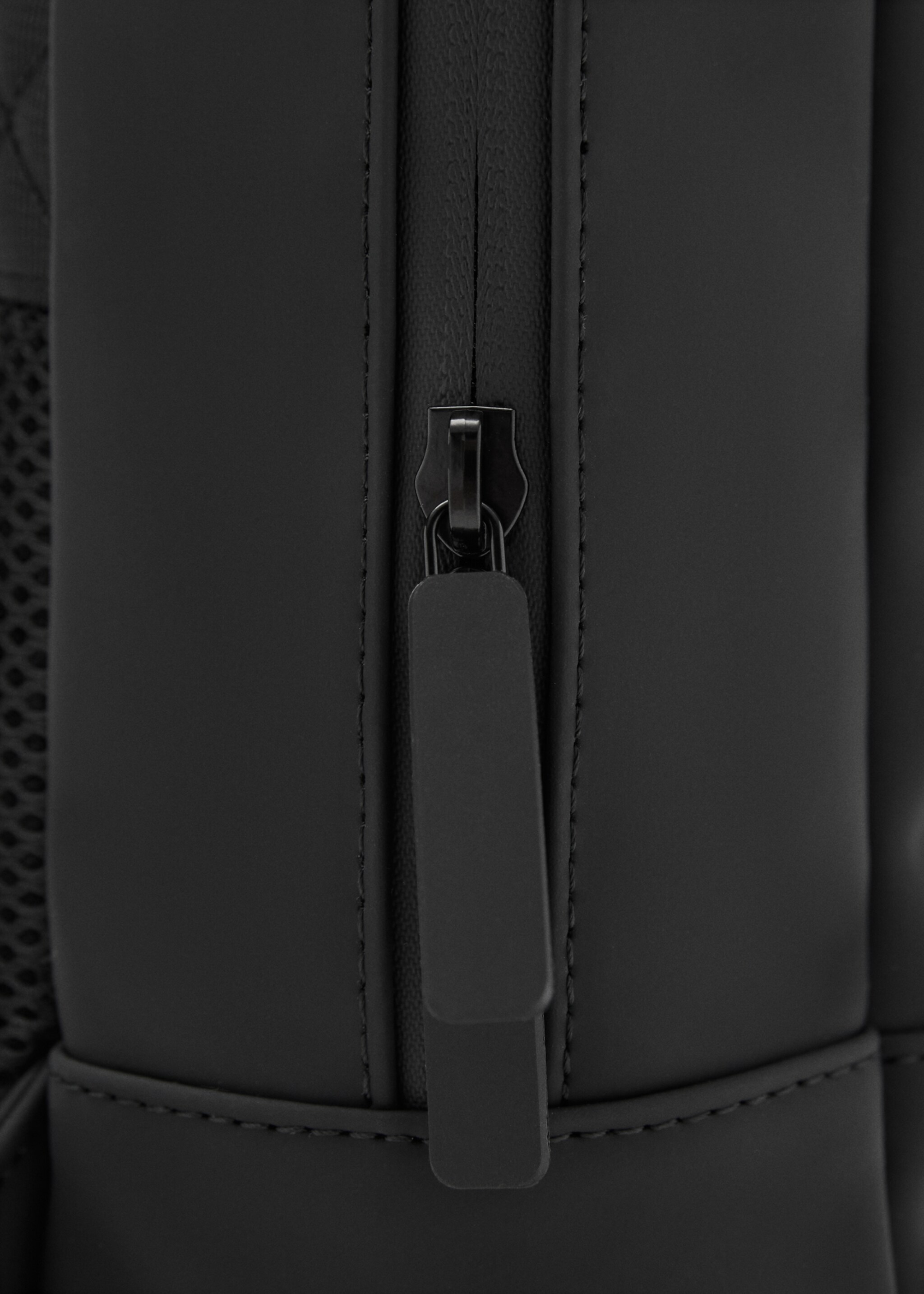 Sac à dos enduit avec fermeture à rabat - Détail de l'article 2