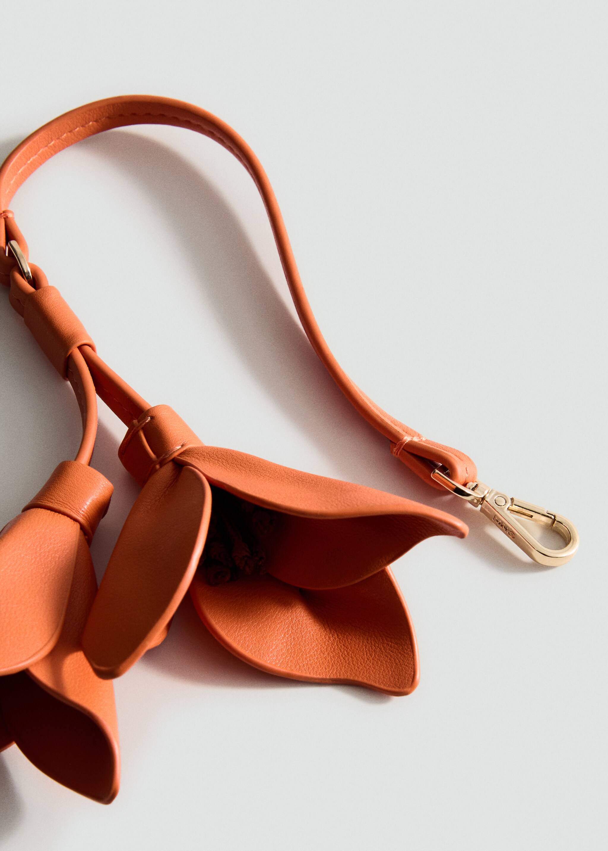 Leather-effect keychain with flower - Medium plane