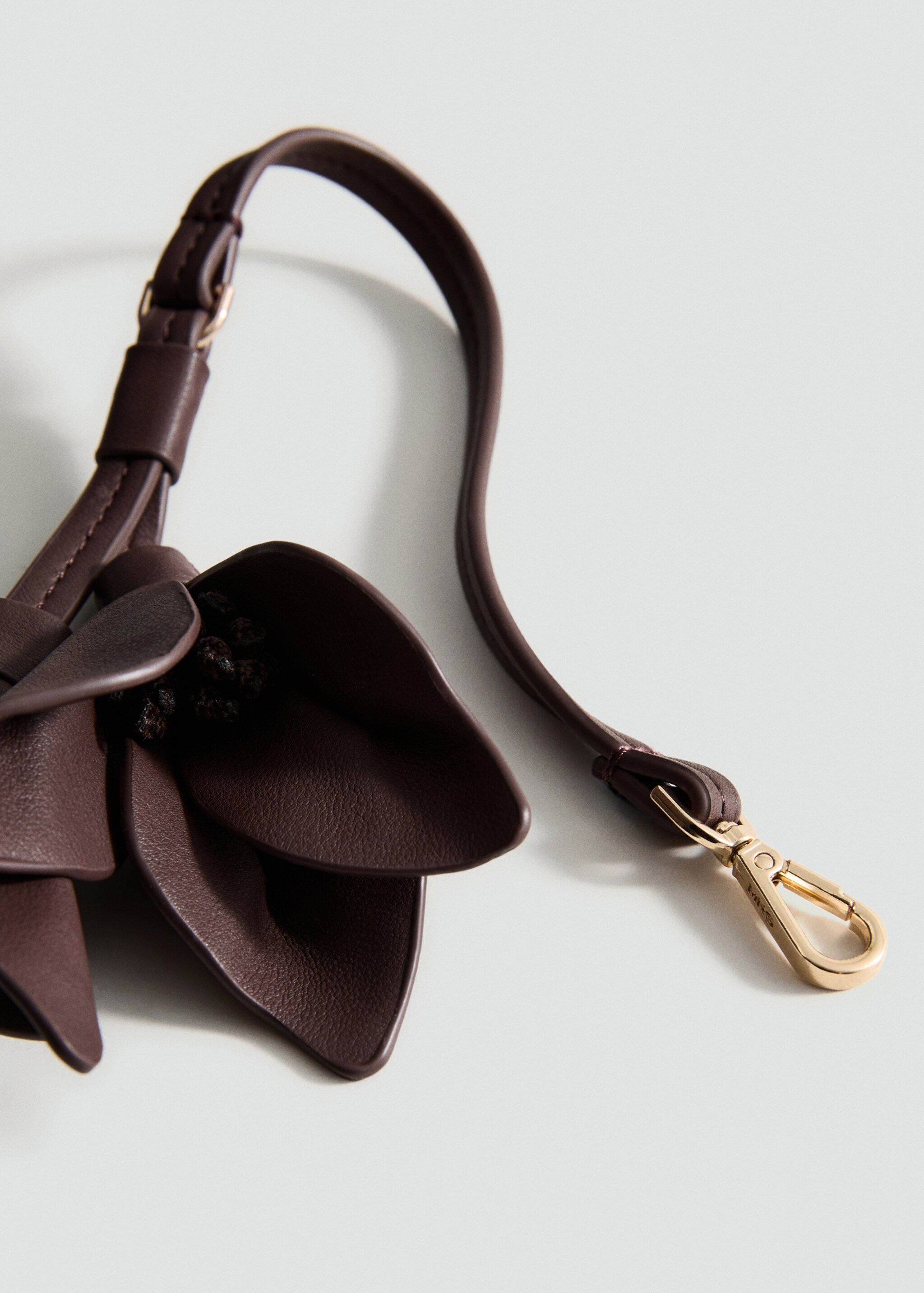 Leather-effect keychain with flower - Medium plane