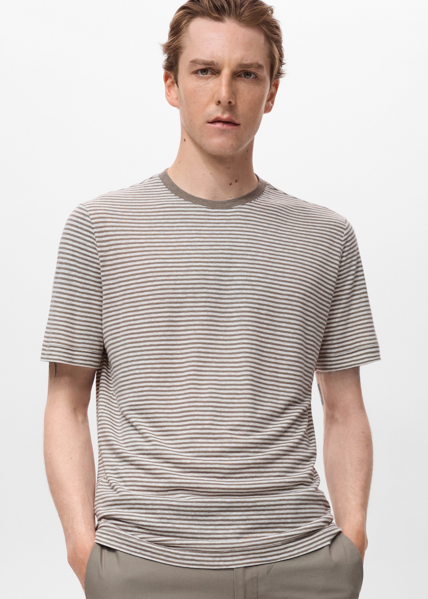 T-shirt de linho slim fit às riscas - Plano médio