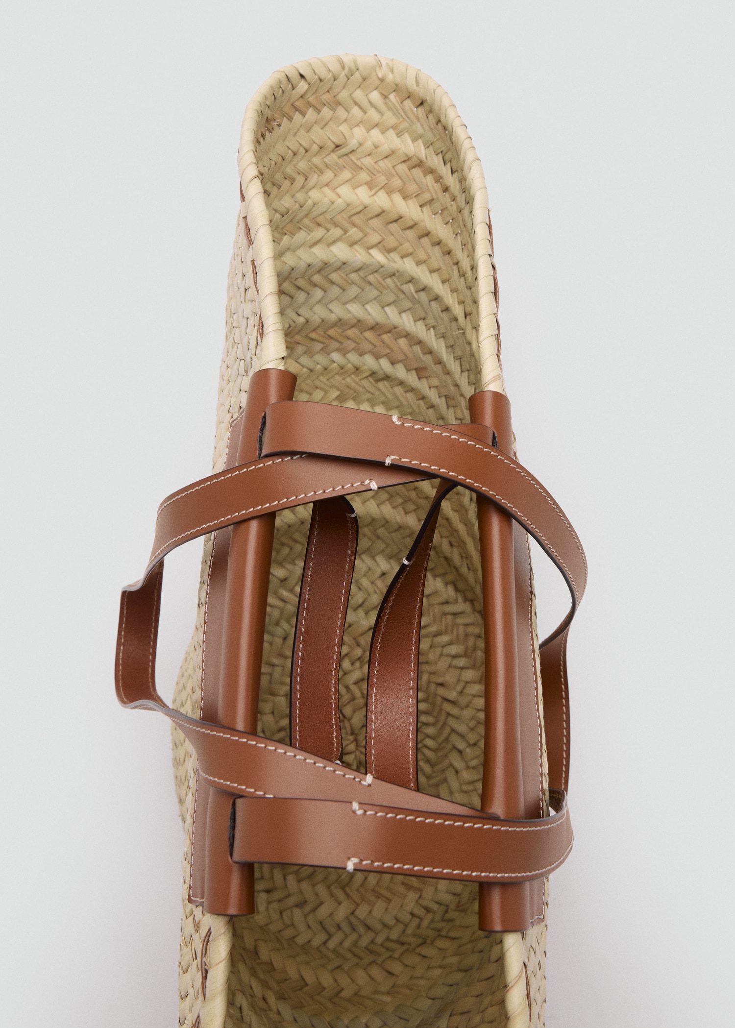 Large natural fibre basket with leather handle - Details of the article 1