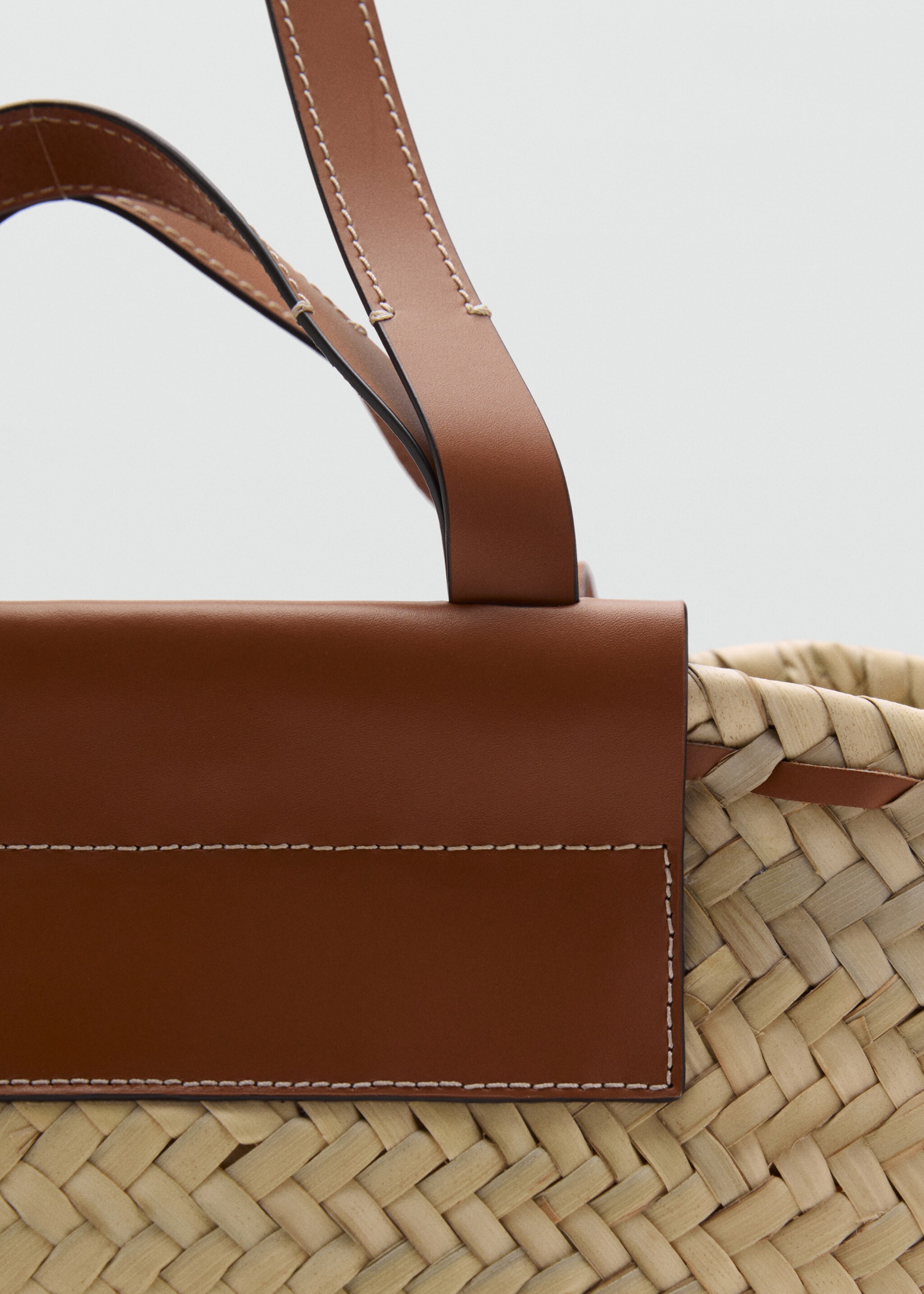 Large natural fibre basket with leather handle - Details of the article 2