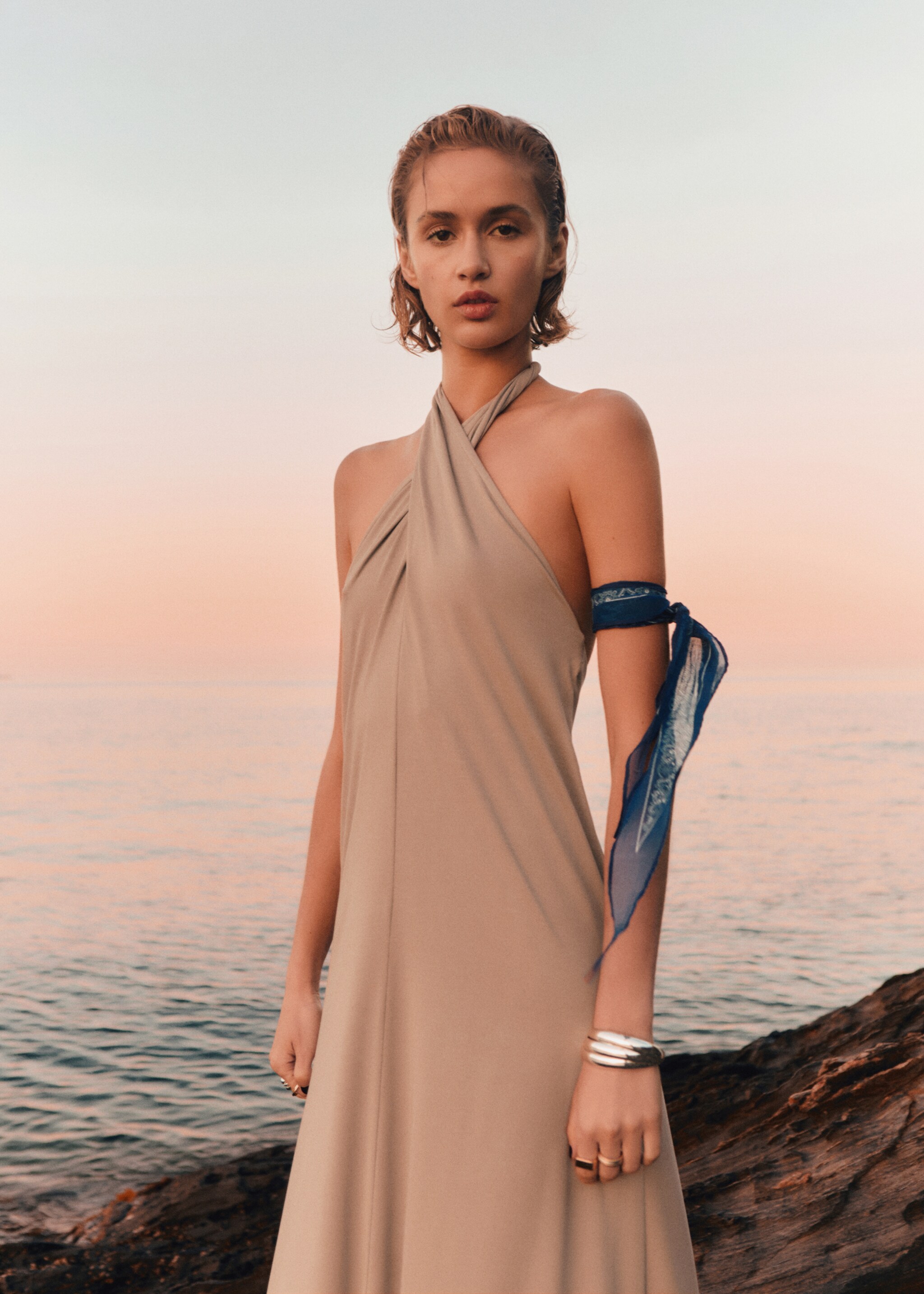 Vestido largo halter cruzado - Plano medio