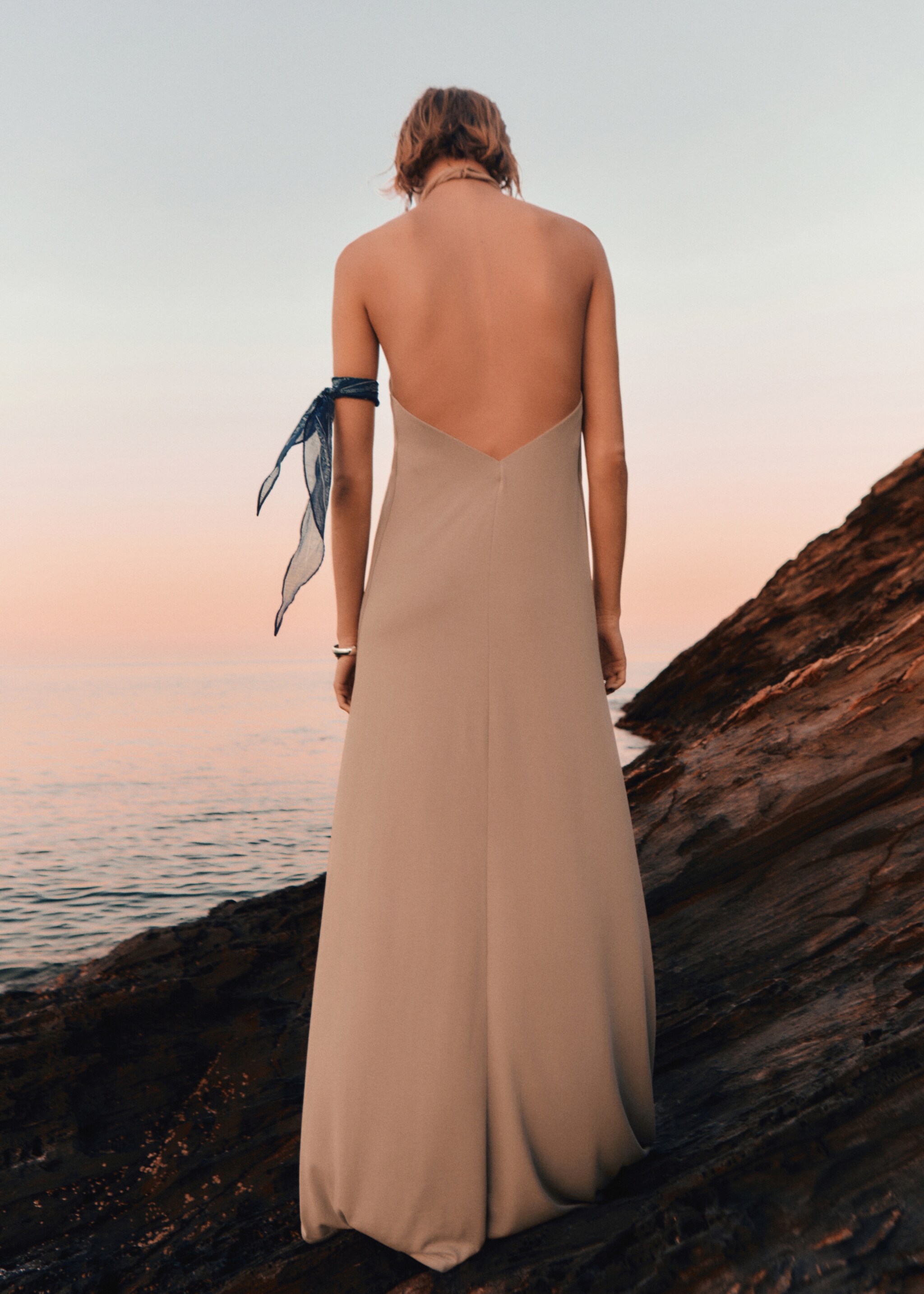 Vestido largo halter cruzado - Reverso del artículo