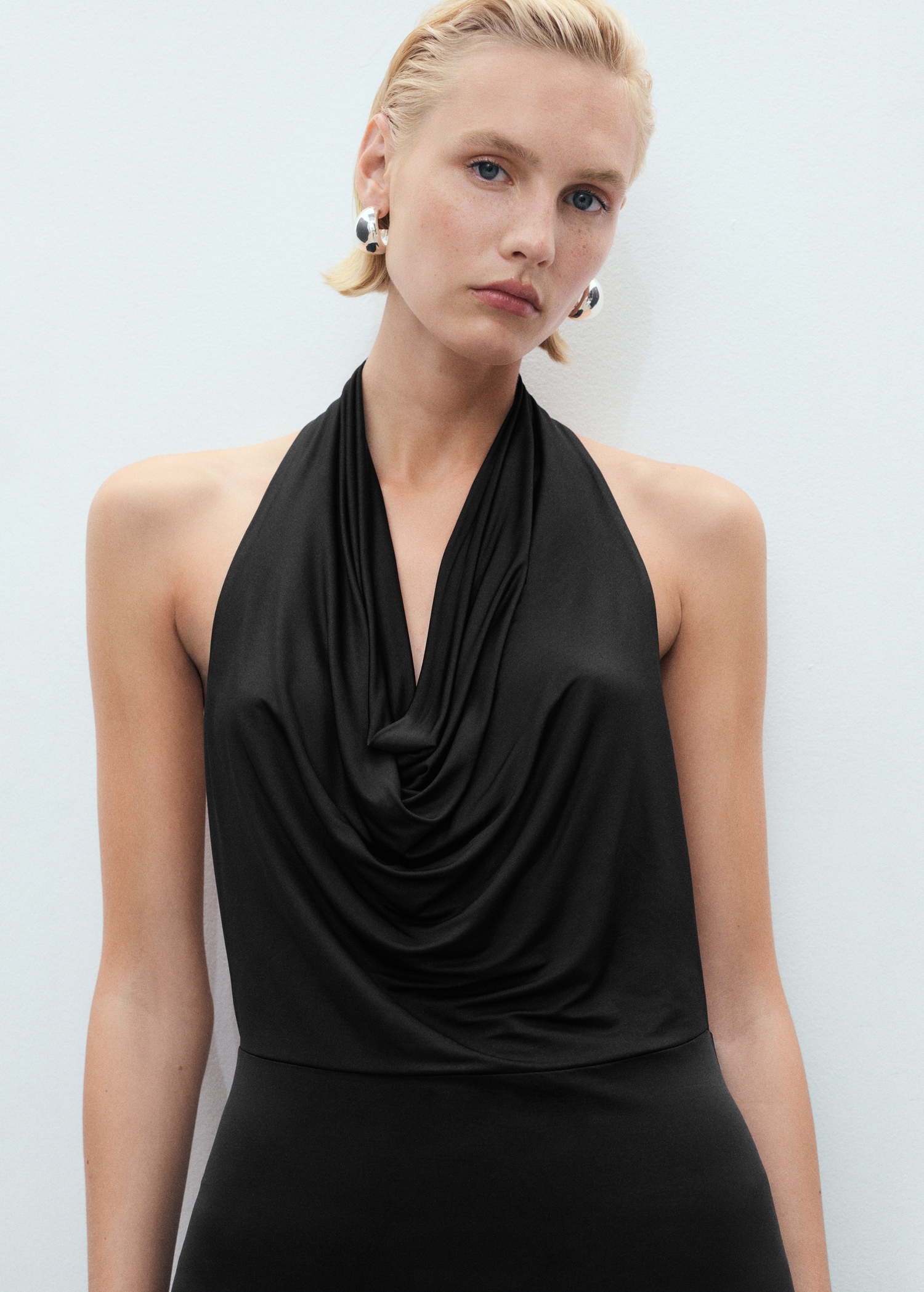 Vestido drapeado espalda abierta - Plano medio