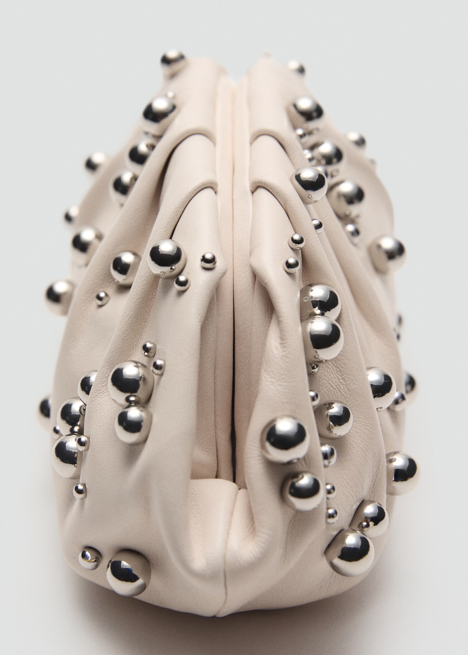 Handtasche aus Leder mit Kugeldetail - Detail des Artikels 1