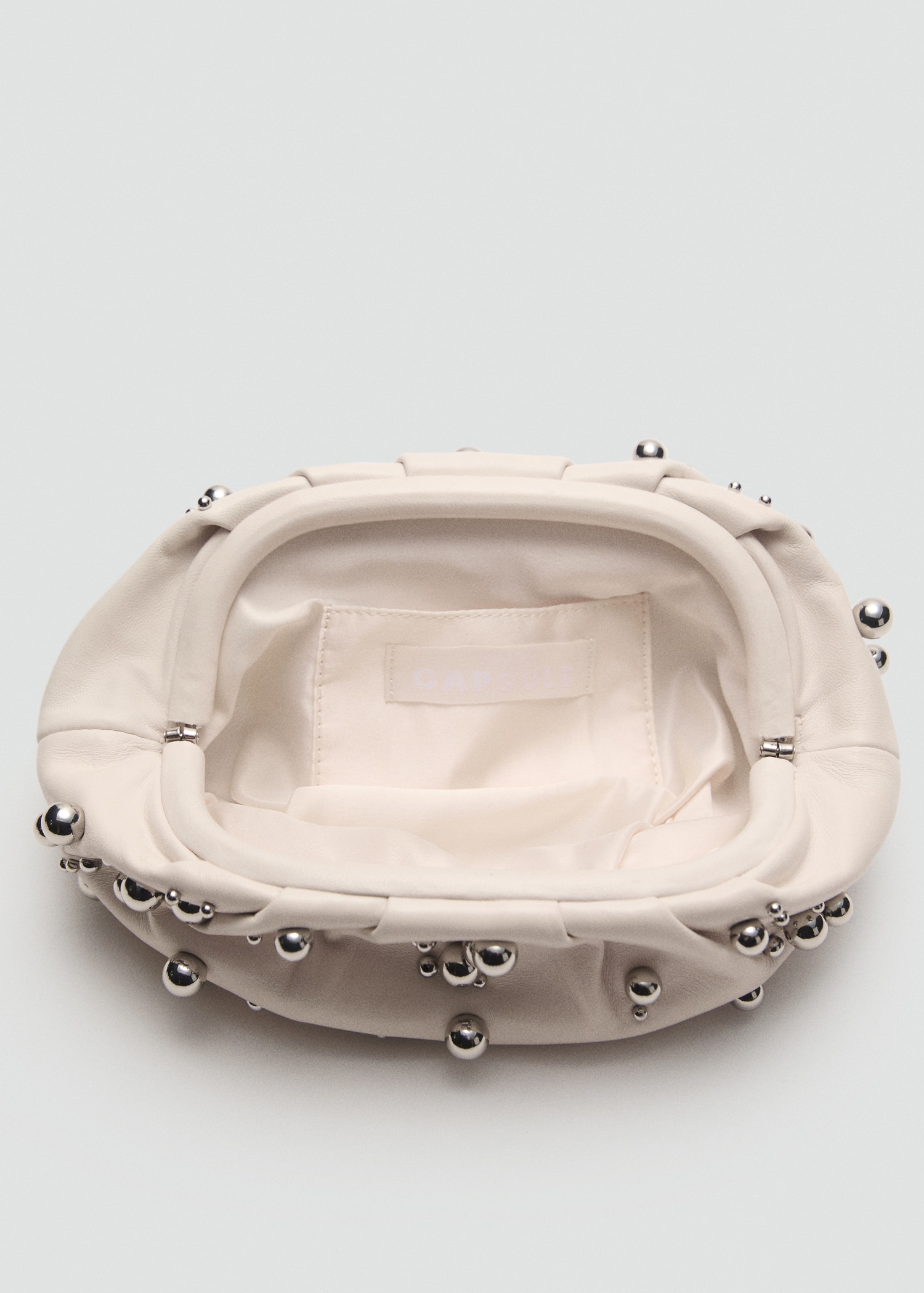 Handtasche aus Leder mit Kugeldetail - Detail des Artikels 2