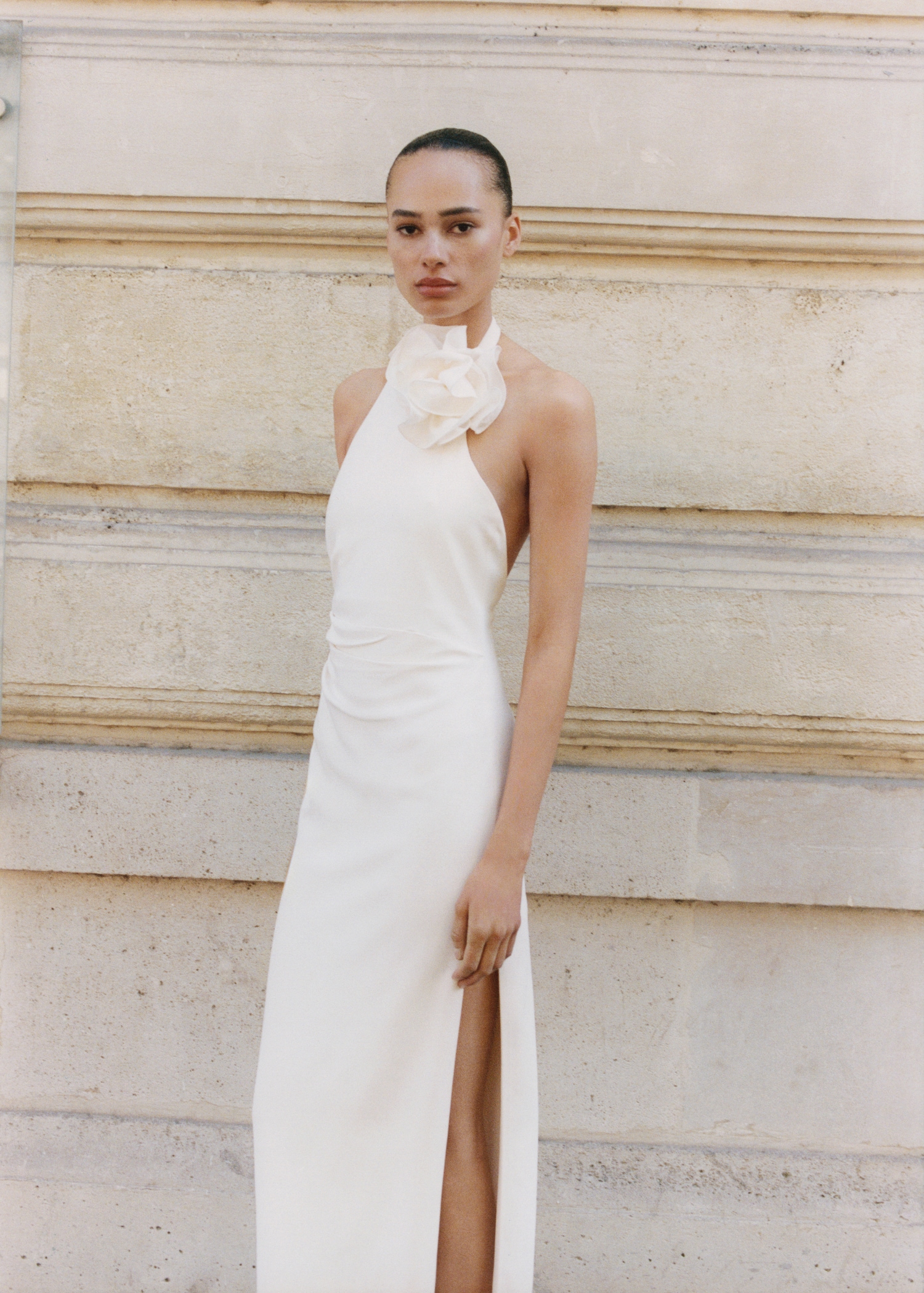 Vestido halter drapeado adorno flor Mujer MANGO - Main Image