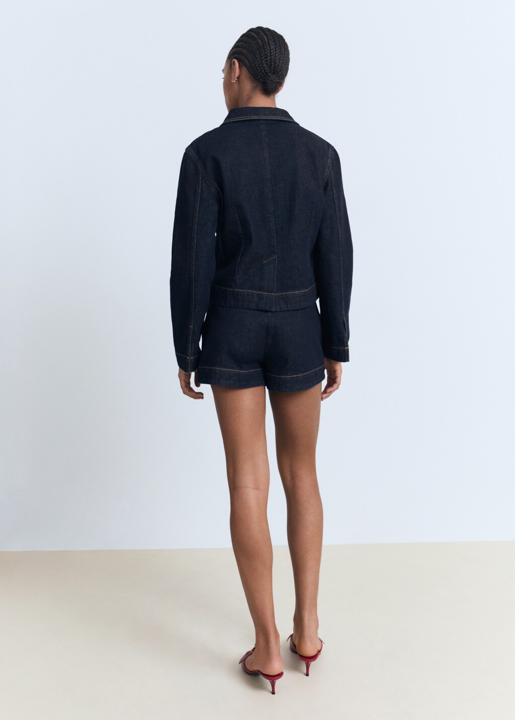High-waisted denim shorts with pockets - image 3