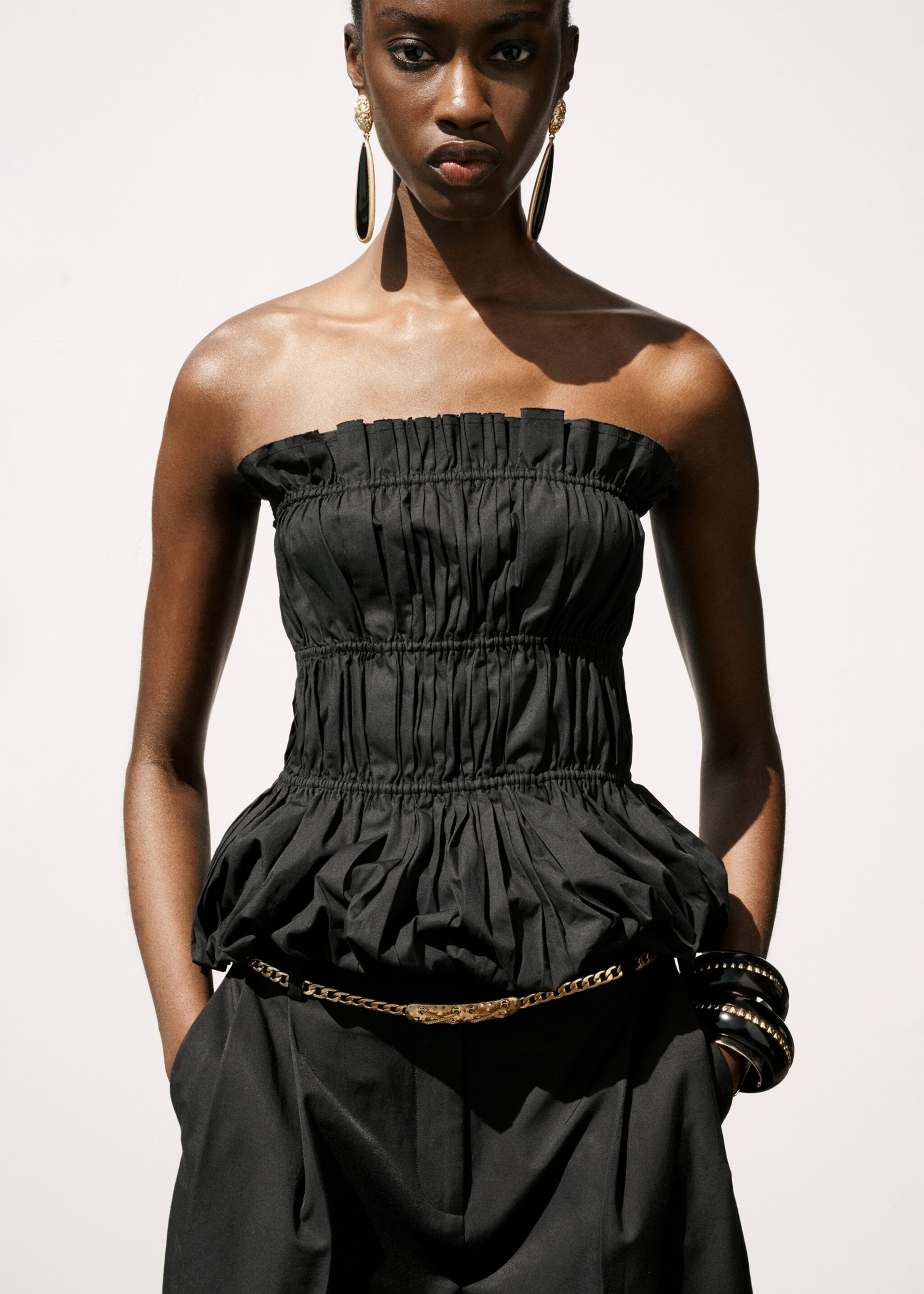 Ruched strapless top - Details of the article 6, Black. Ref: 17051269-00.