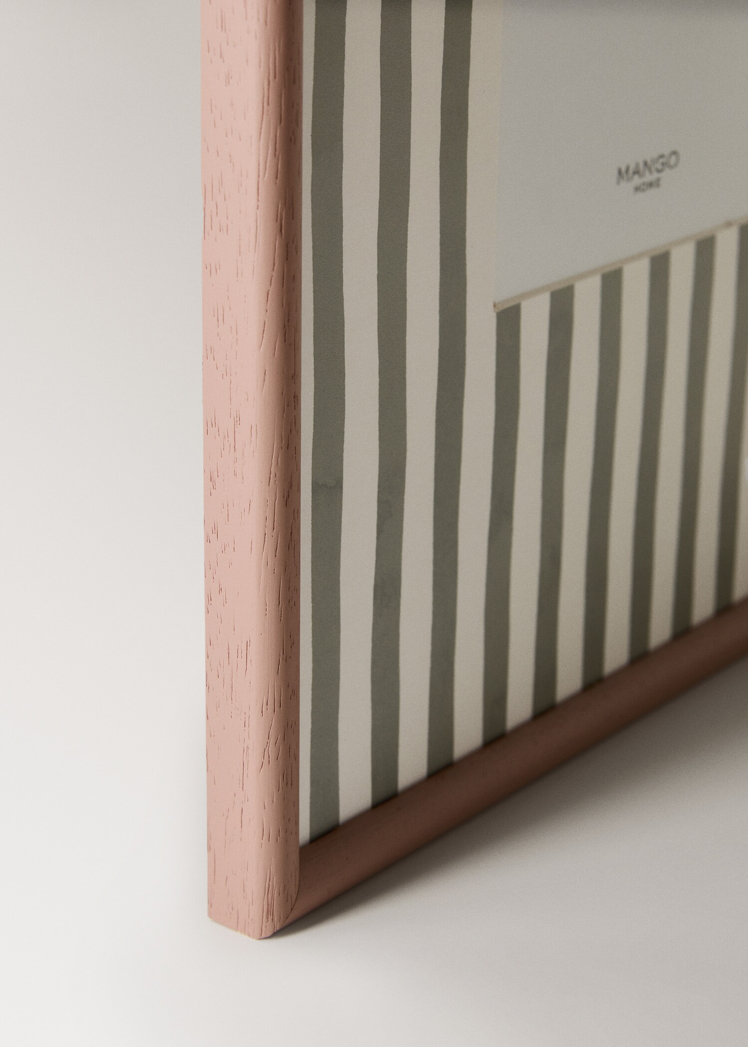 Medium wood frame with lines - Details of the article 1