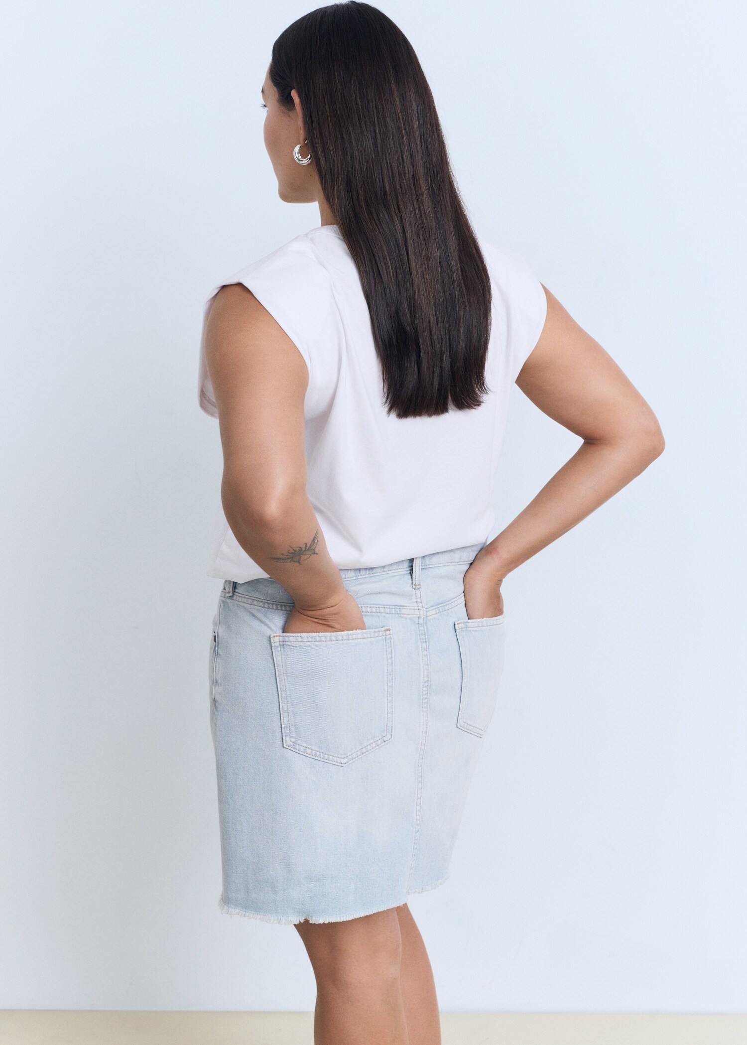 Denim skirt with frayed hem - Details of the article 4