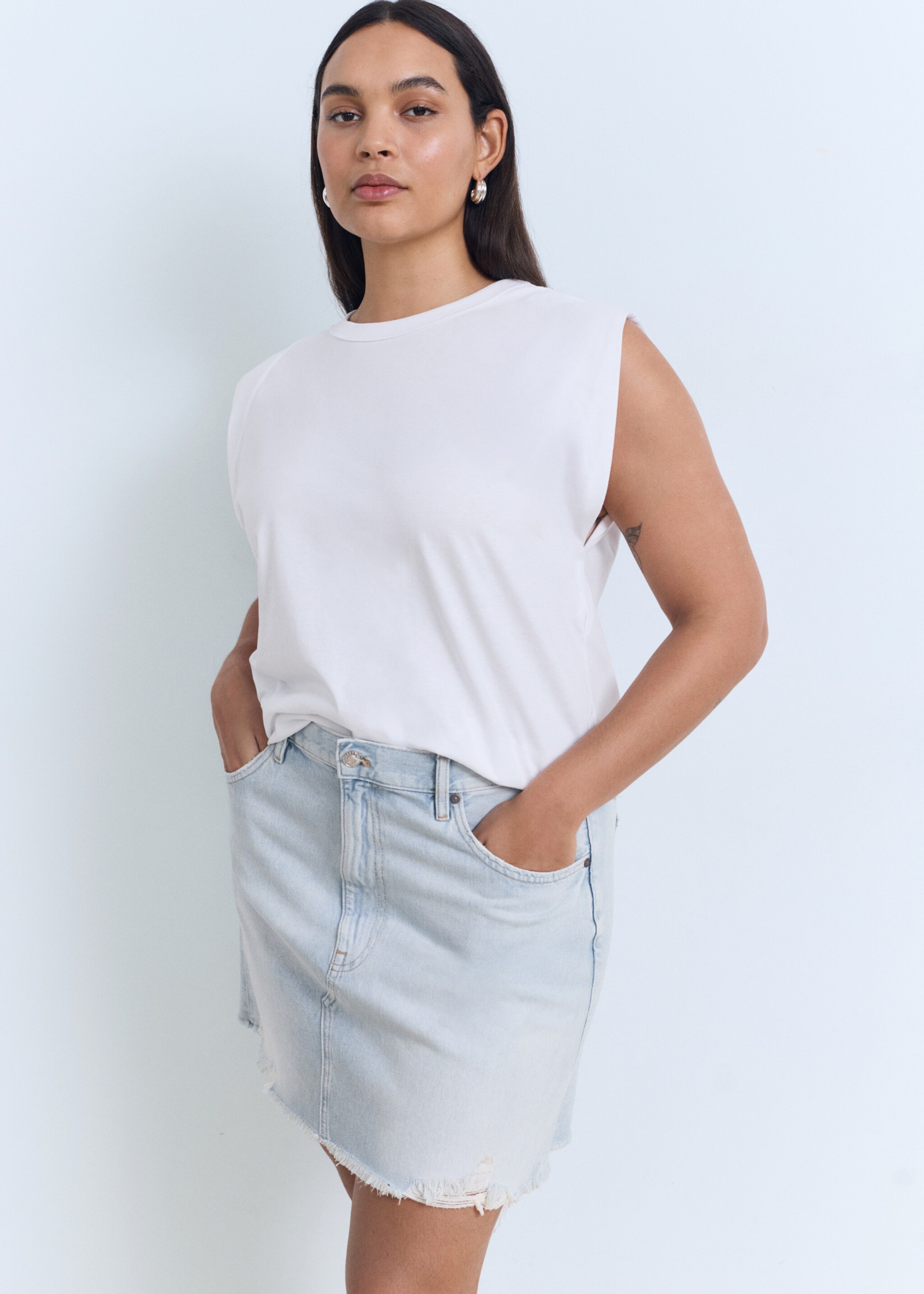 Denim skirt with frayed hem - Details of the article 5