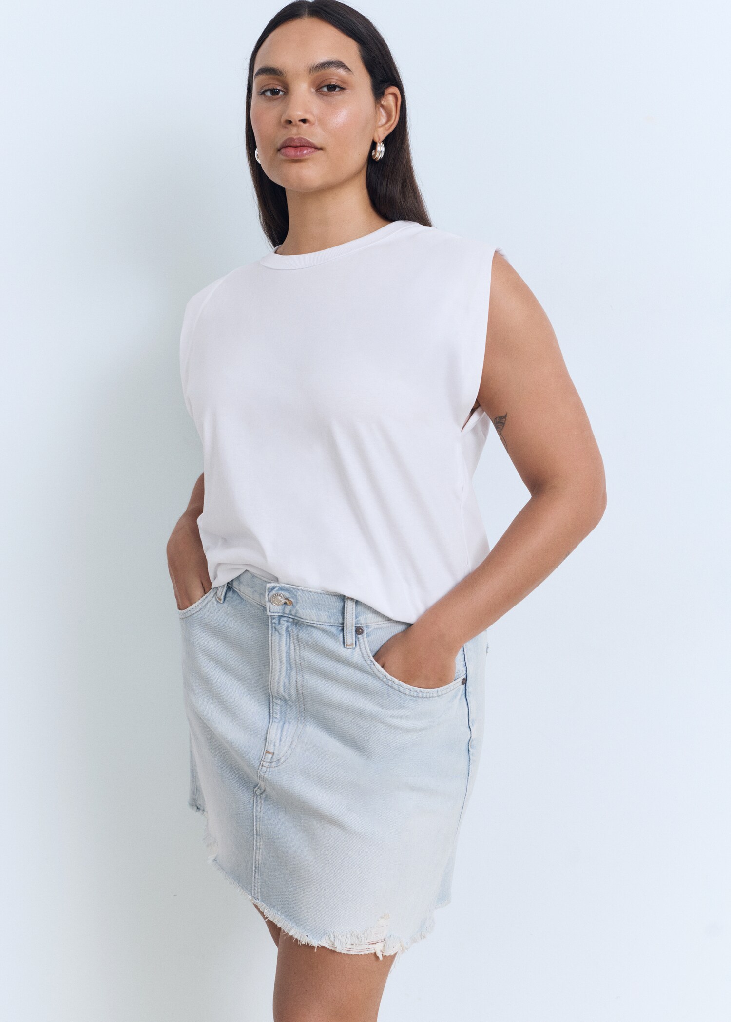 Denim skirt with frayed hem - Details of the article 5