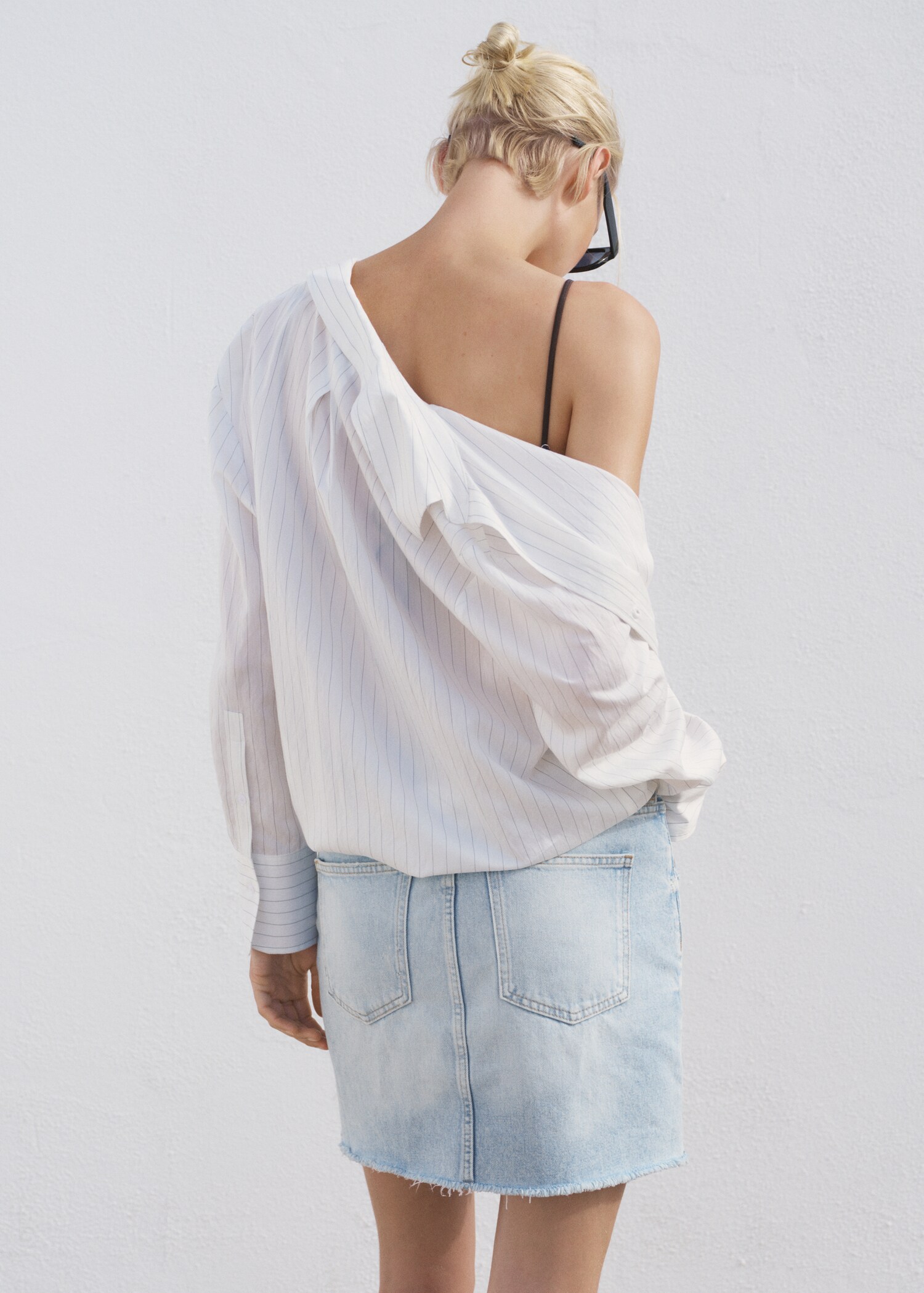 Denim skirt with frayed hem - Reverse of the article