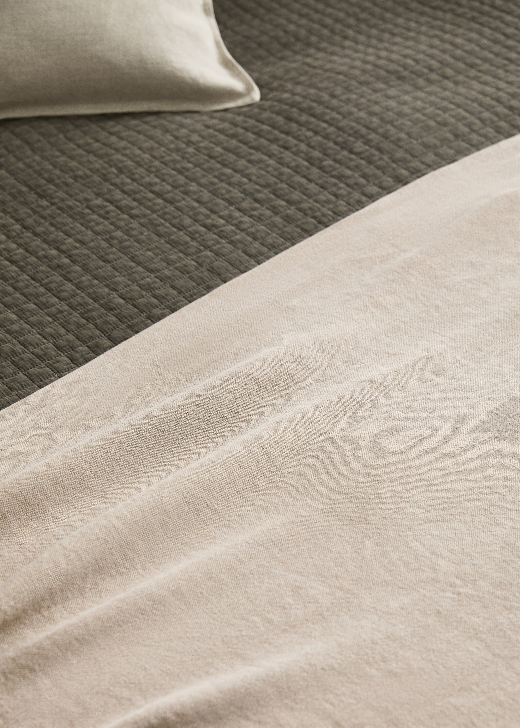 Garment-dyed linen bedspread  130/150 cm - Details of the article 7
