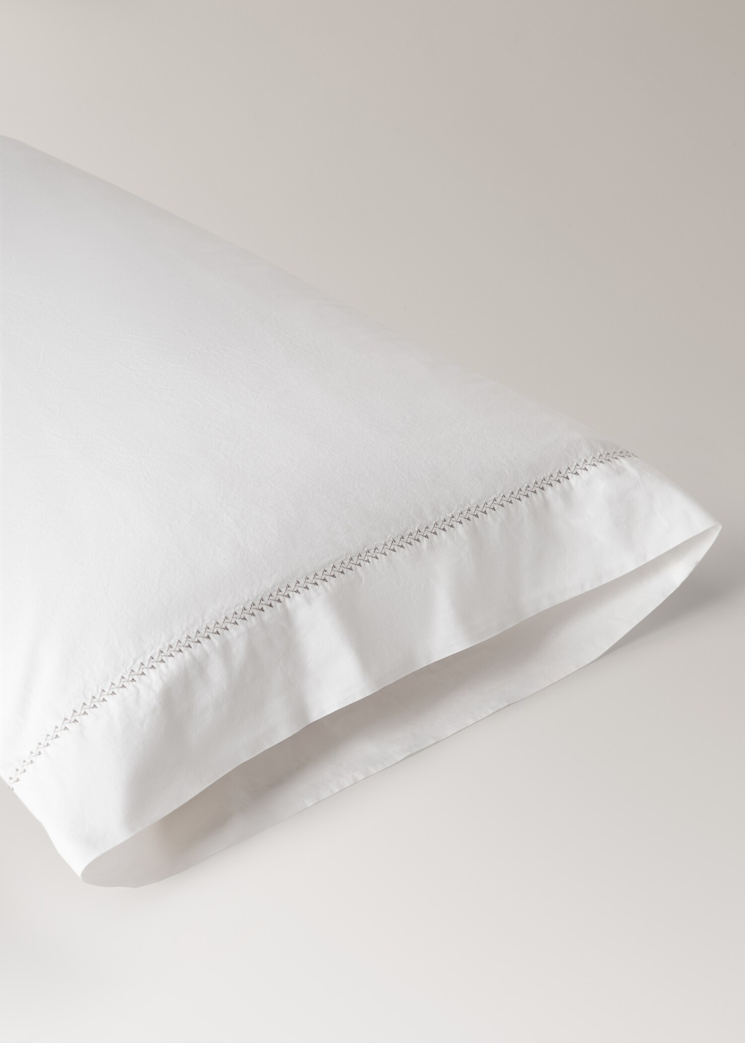 Washed cotton percale pillowcase with zigzag topstitching 45x110 cm - Details of the article 1
