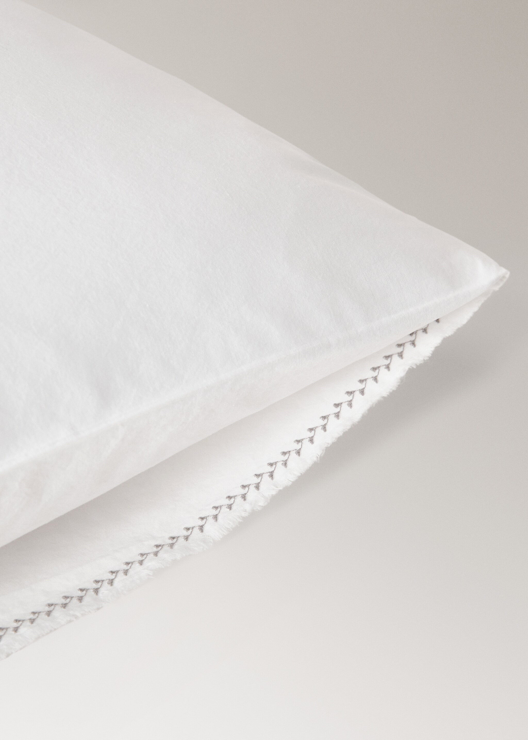 Washed cotton percale pillowcase with zigzag stitching 50x75 cm - Details of the article 2, Off White. Ref: 17051526-00.